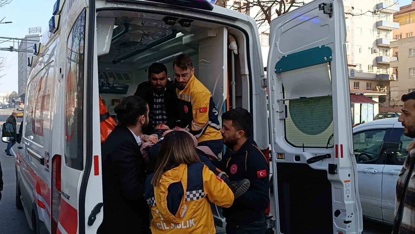 Yaya Geçidinden Yolun Karşısına Geçmek İsteyen 6 Yaşındaki Çocuğa Araç Çarptı