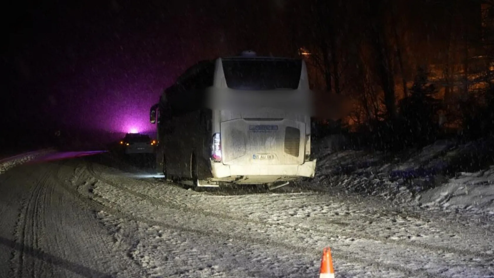 Kaygan Yolda Kontrolü Kaybeden Otobüs, İstinat Duvarına Çarptı: 14 Yaralı