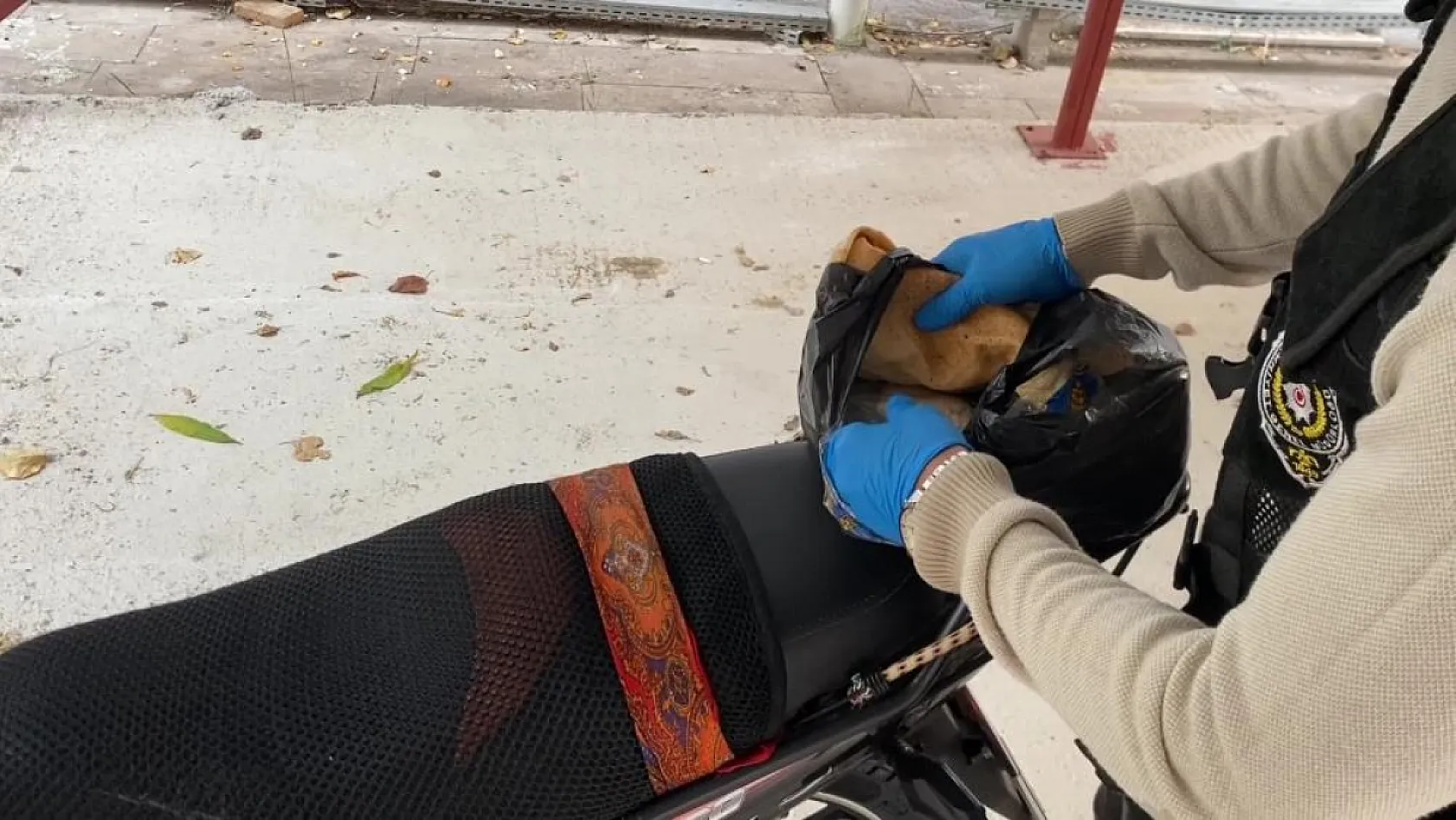 Ekmek arasında uyuşturucu yakalattı, 'Ağrı kesici hap sanıyordum' dedi