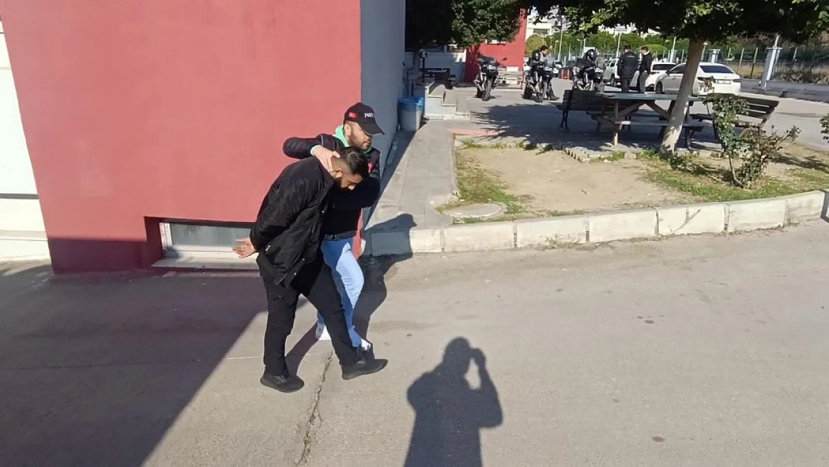 Ekmek arasında uyuşturucu yakalattı, 'Ağrı kesici hap sanıyordum' dedi