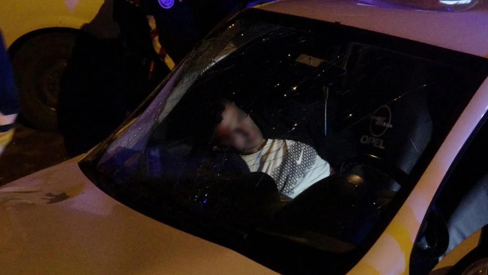 Çuval dolusu tabancayla polisten kaçtı, kaza yapınca yakalandı