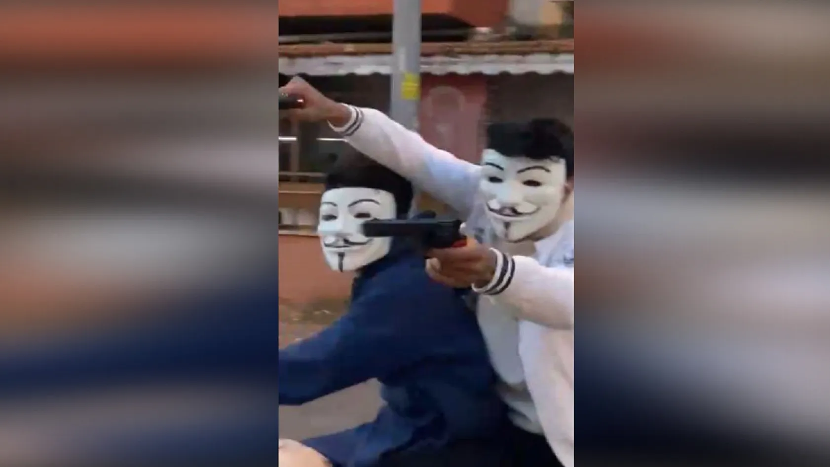 Maskeli Gençler Motosikletle Korku Saldı: Oyuncak Silahlarla Panik Yarattılar