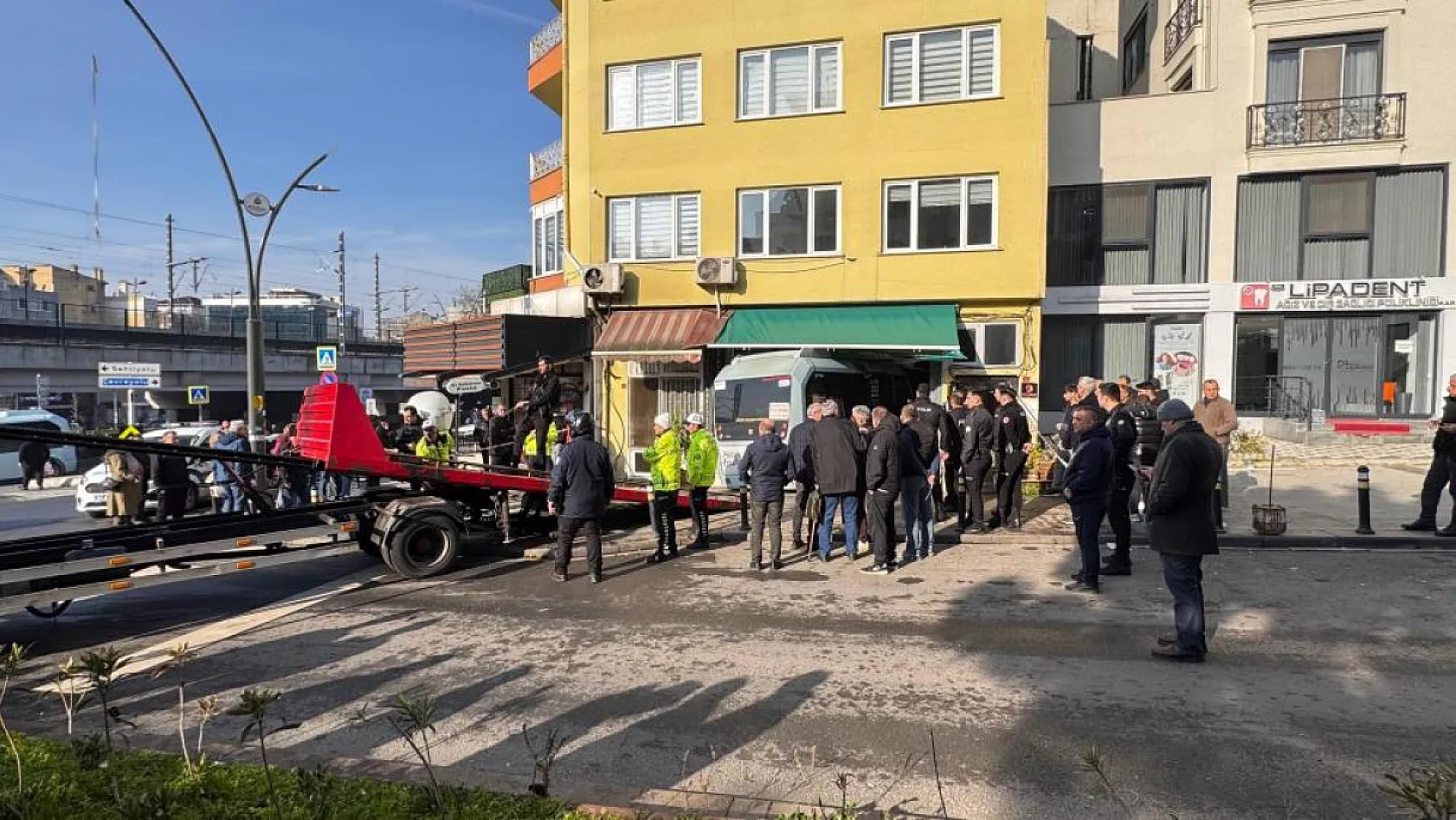 Freni Patlayan Minibüs Kuaföre Dalıp 3 Kişiyi Yaraladı