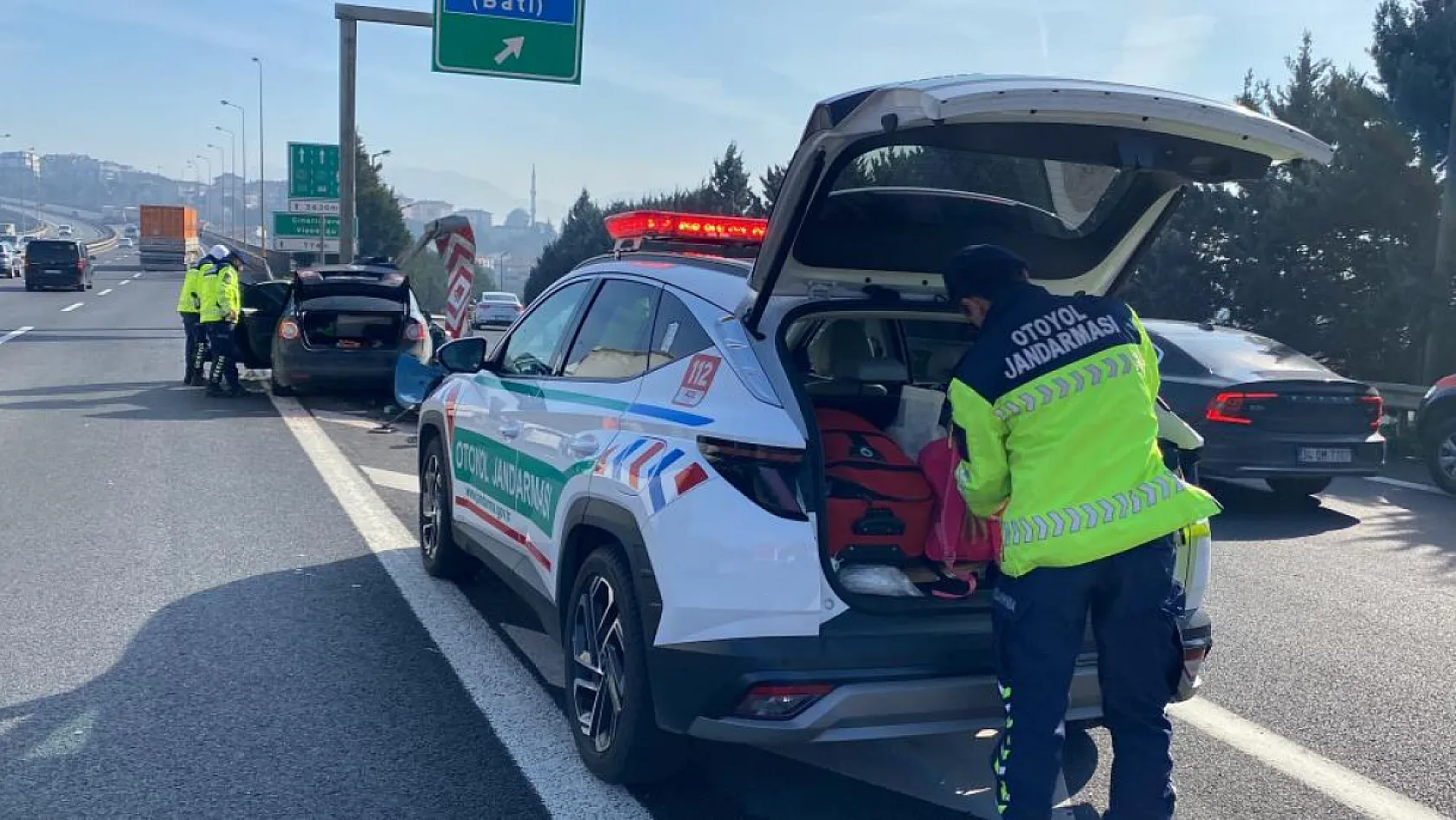 Otomobil bariyerlere ok gibi saplandı: 1'i ağır 4 yaralı