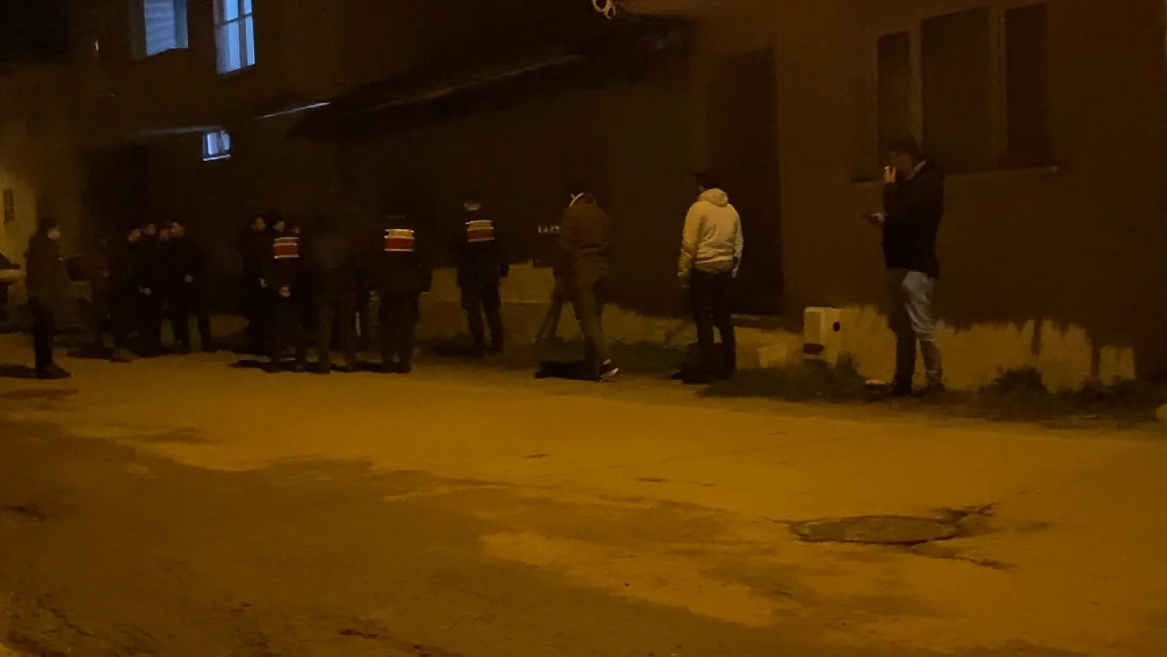 Bir evi kundakladığı iddia edilen şahıs bıçakla ekiplere direndi