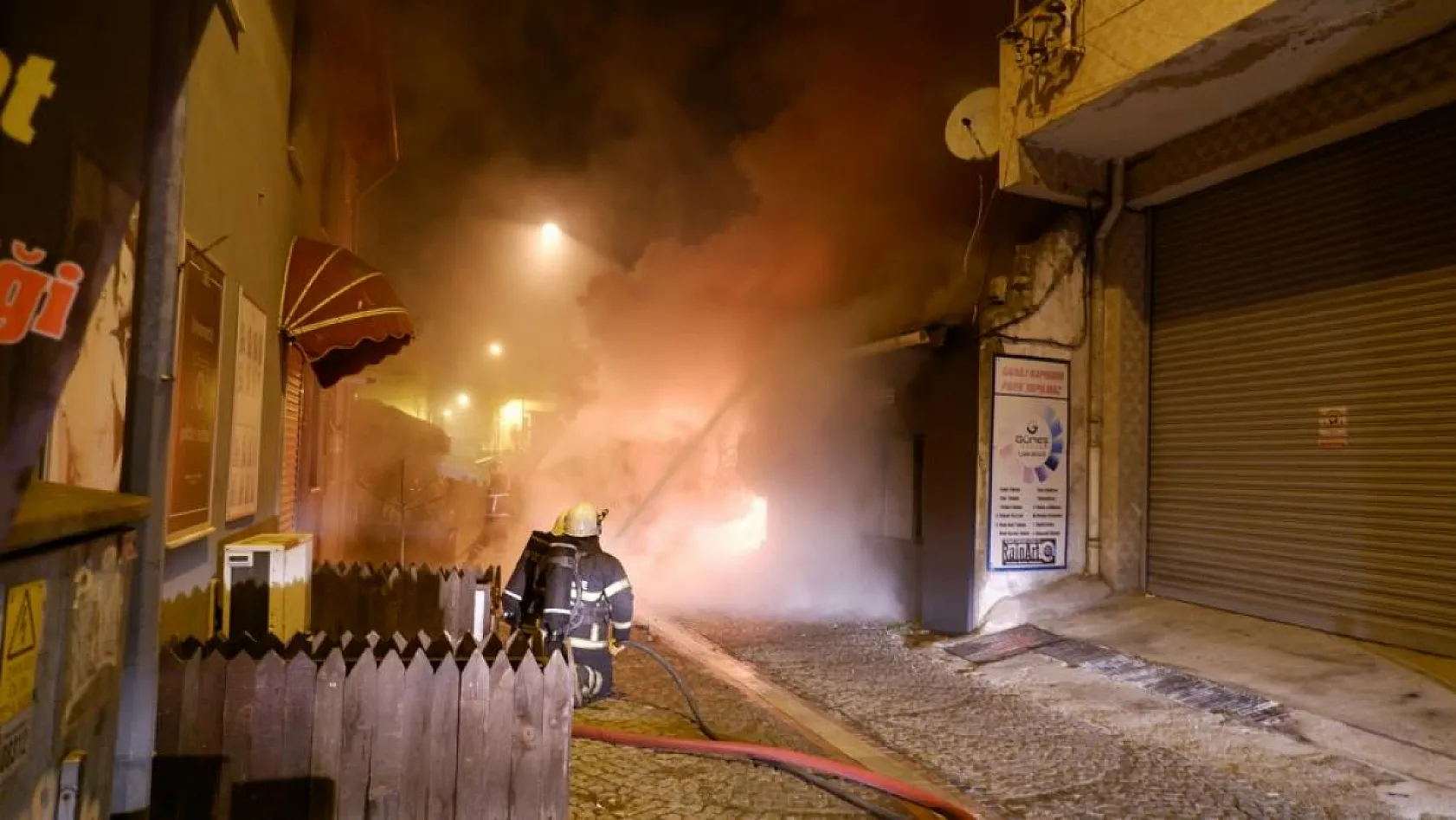 Geceyi Aydınlatan Yangın: Çakmakçı Dükkanında Bomba Gibi Patlamalar