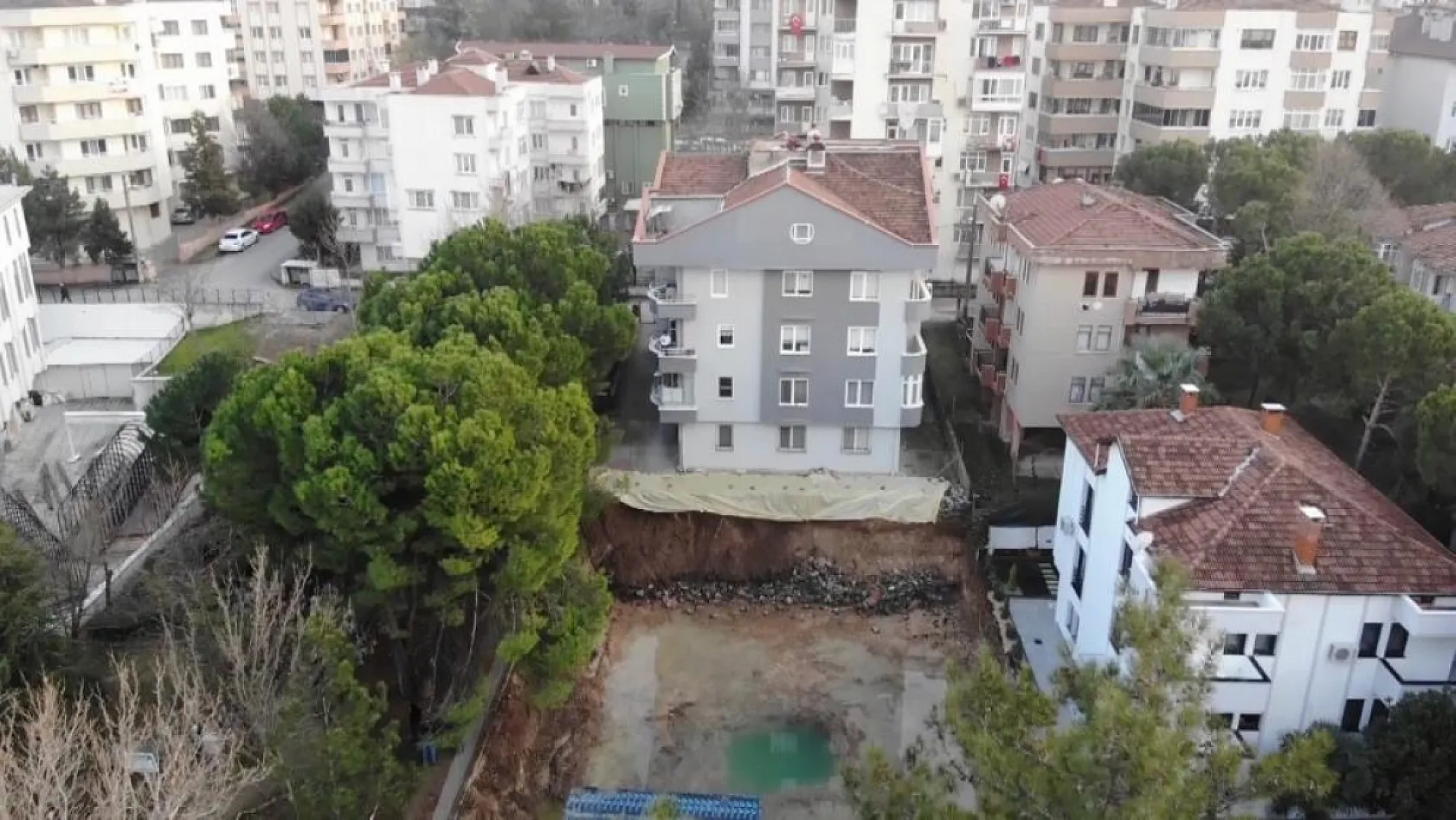 İnşaat Kazısı Sonrası Heyelan: 4 Katlı Binada Panik