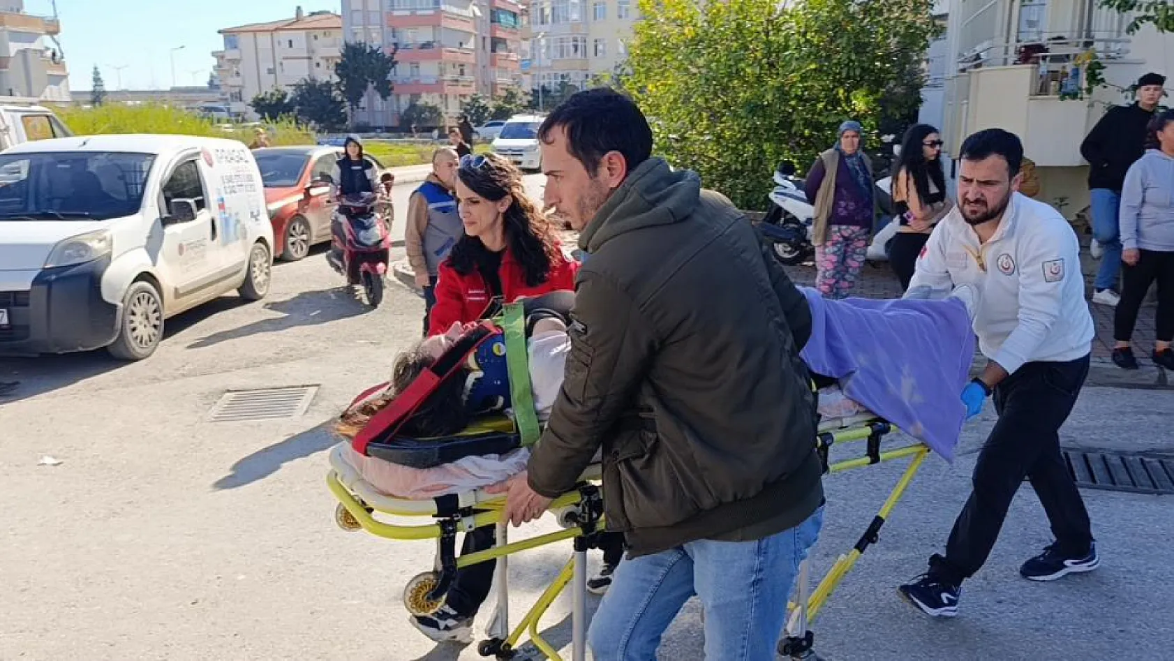 Motosiklet ile otomobil çarpıştı, 2 genç kız ağır yaralandı