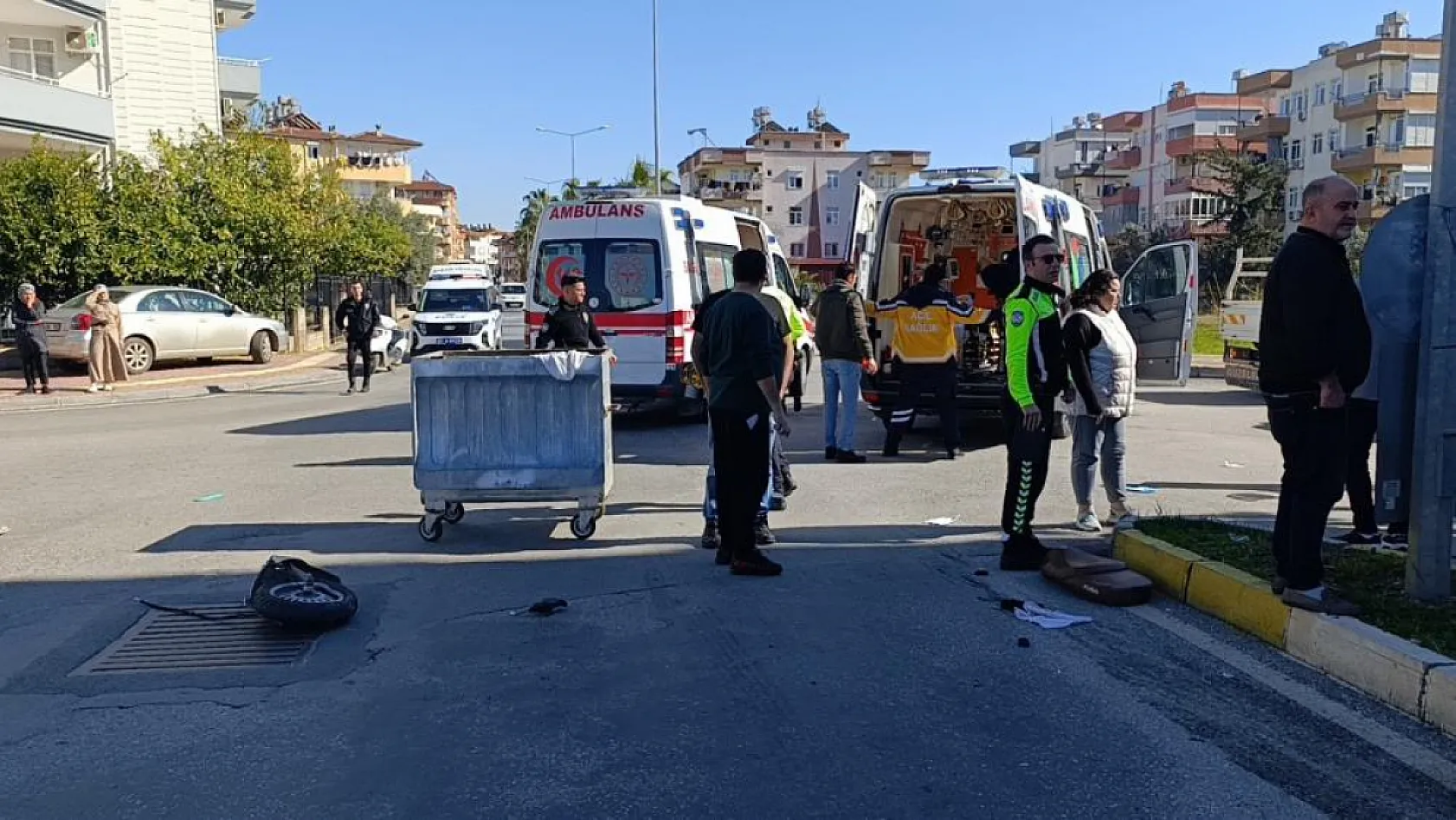 Motosiklet ile otomobil çarpıştı, 2 genç kız ağır yaralandı