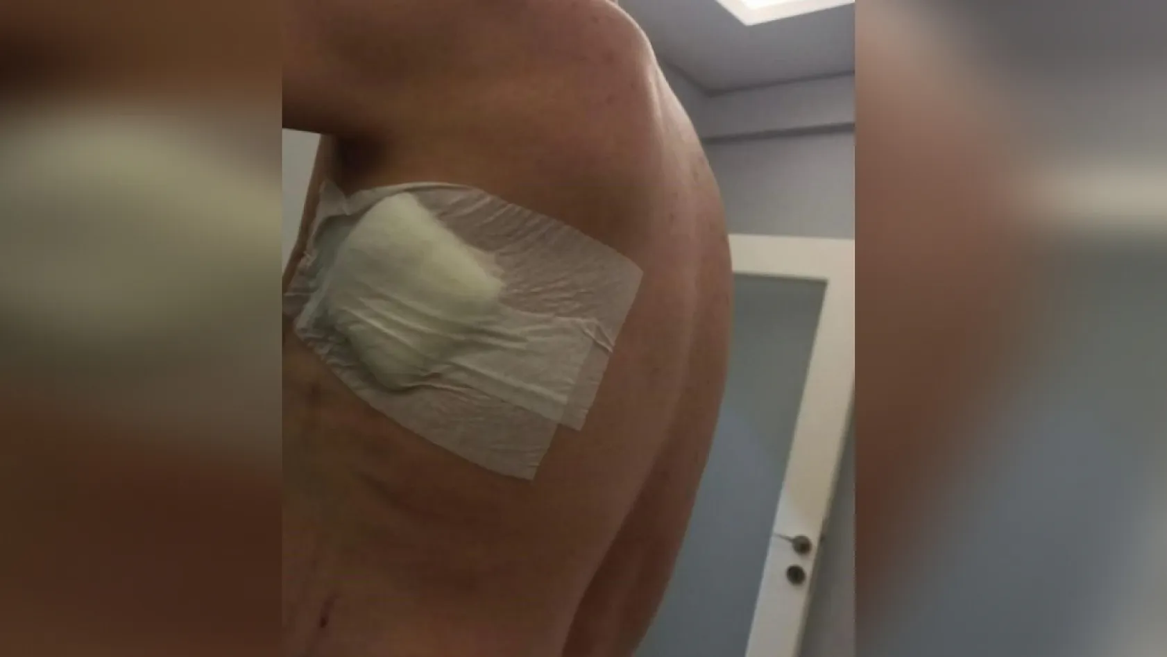 Hiç tanımadığı kişi tarafından bıçaklandı, polis hayatını kurtardı