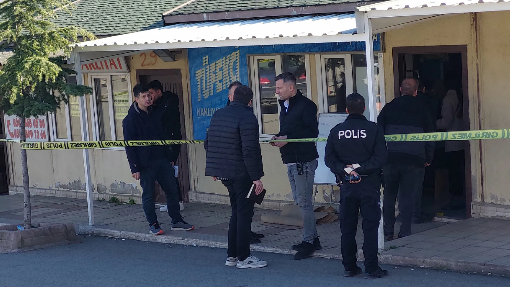 Nakliyat şirketi sahibi baba-oğul silahlı saldırıda ağır yaralandı