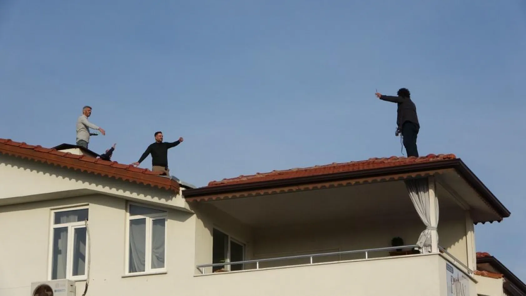 İntihar Girişimleriyle Tanınan Şahıs Manavgat'ta Çatıya Çıktı, Şimdiki Hedefi Muğla'yı İşaret Ediyor