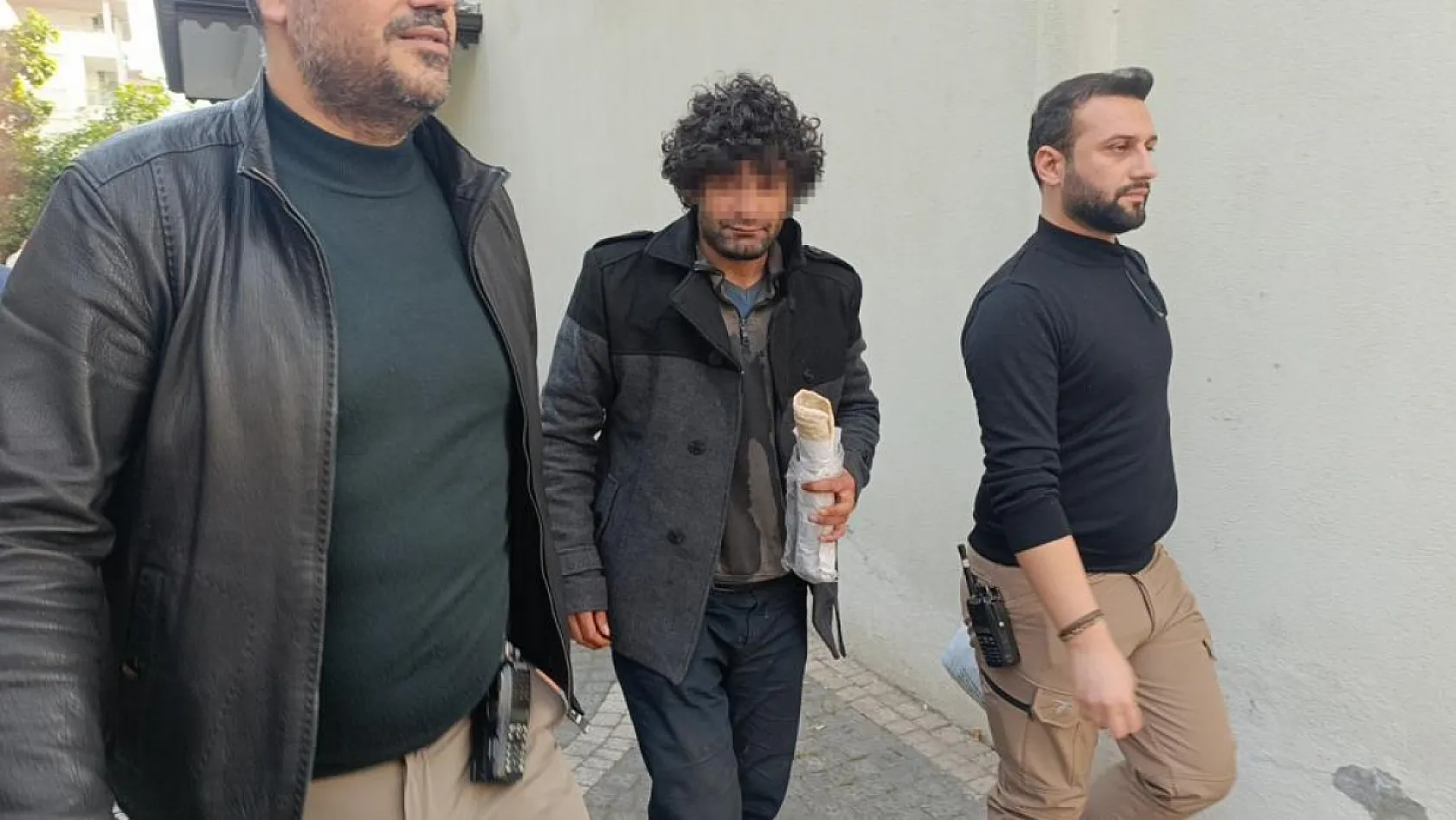 İntihar Girişimleriyle Tanınan Şahıs Manavgat'ta Çatıya Çıktı, Şimdiki Hedefi Muğla'yı İşaret Ediyor