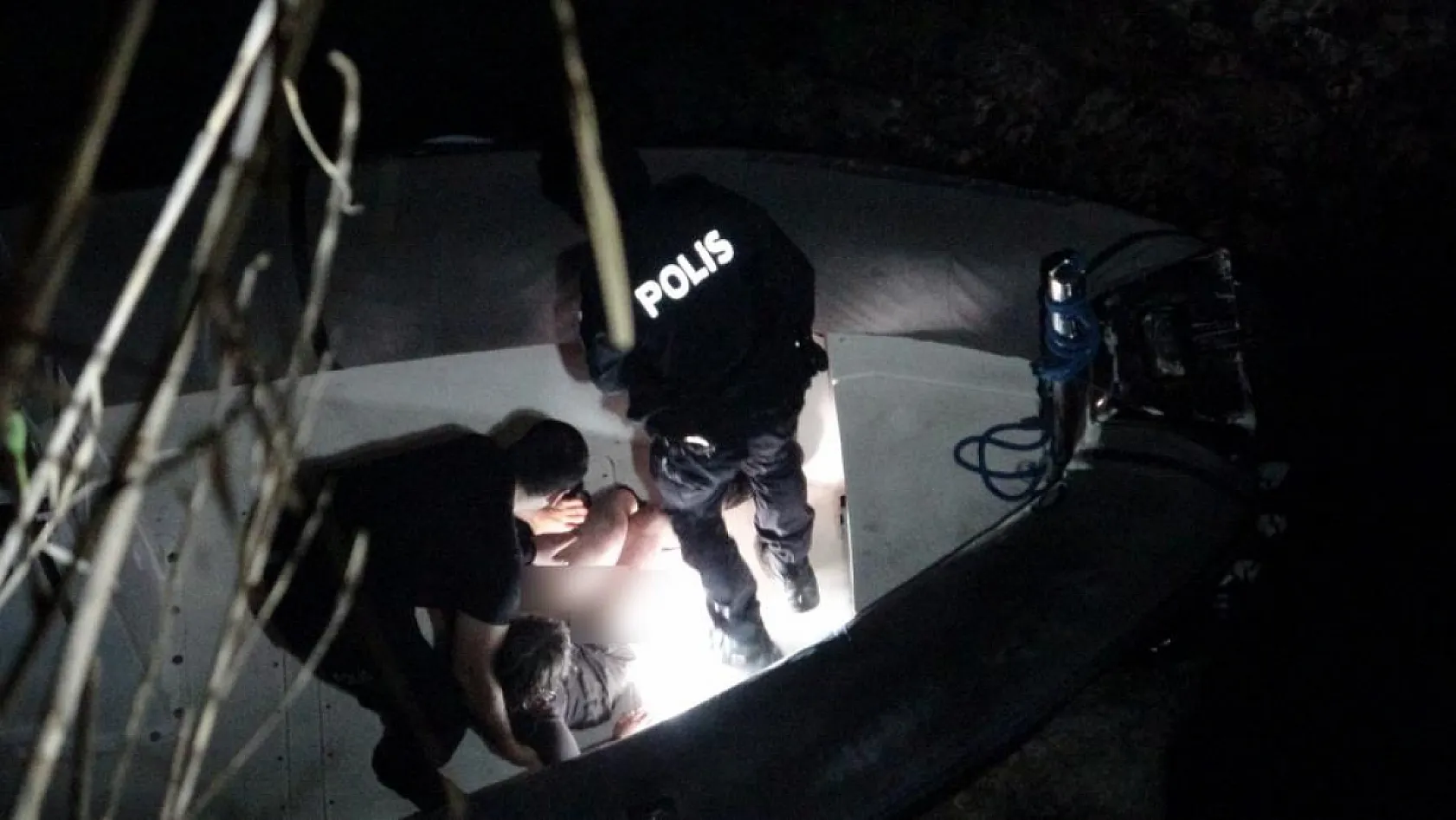 Falezlerden düşen 15 yaşındaki kızın yardım çığlıkları geceyi inletti