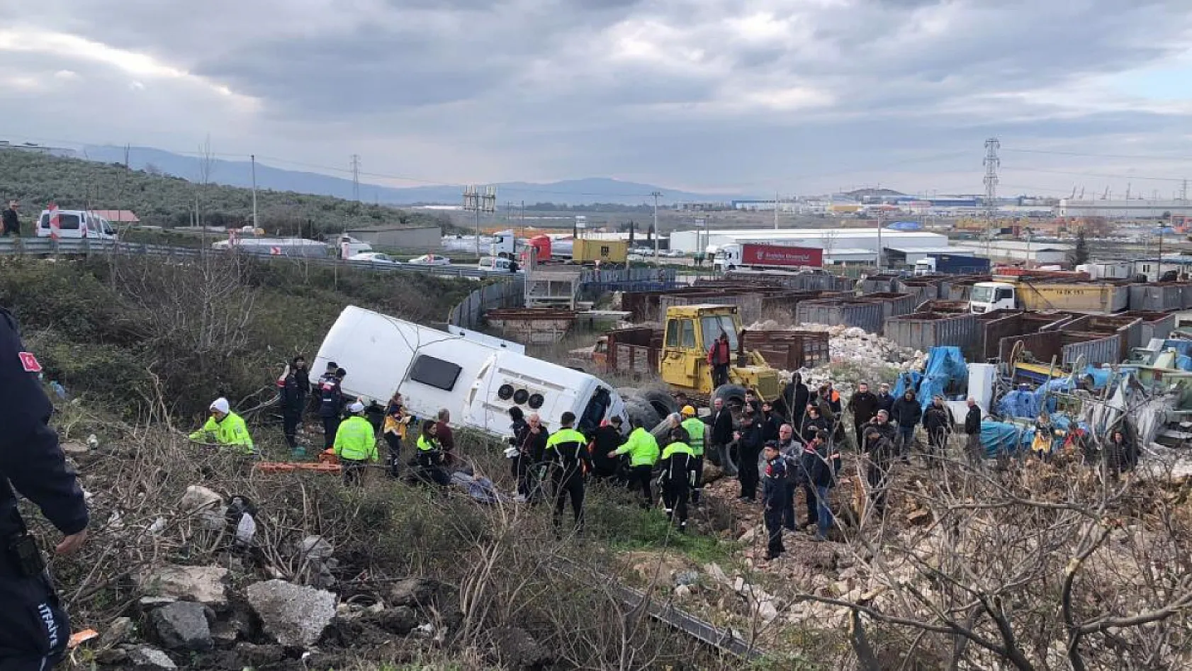 Bursa'da servis otobüsü kaza yaptı: 15 yaralı