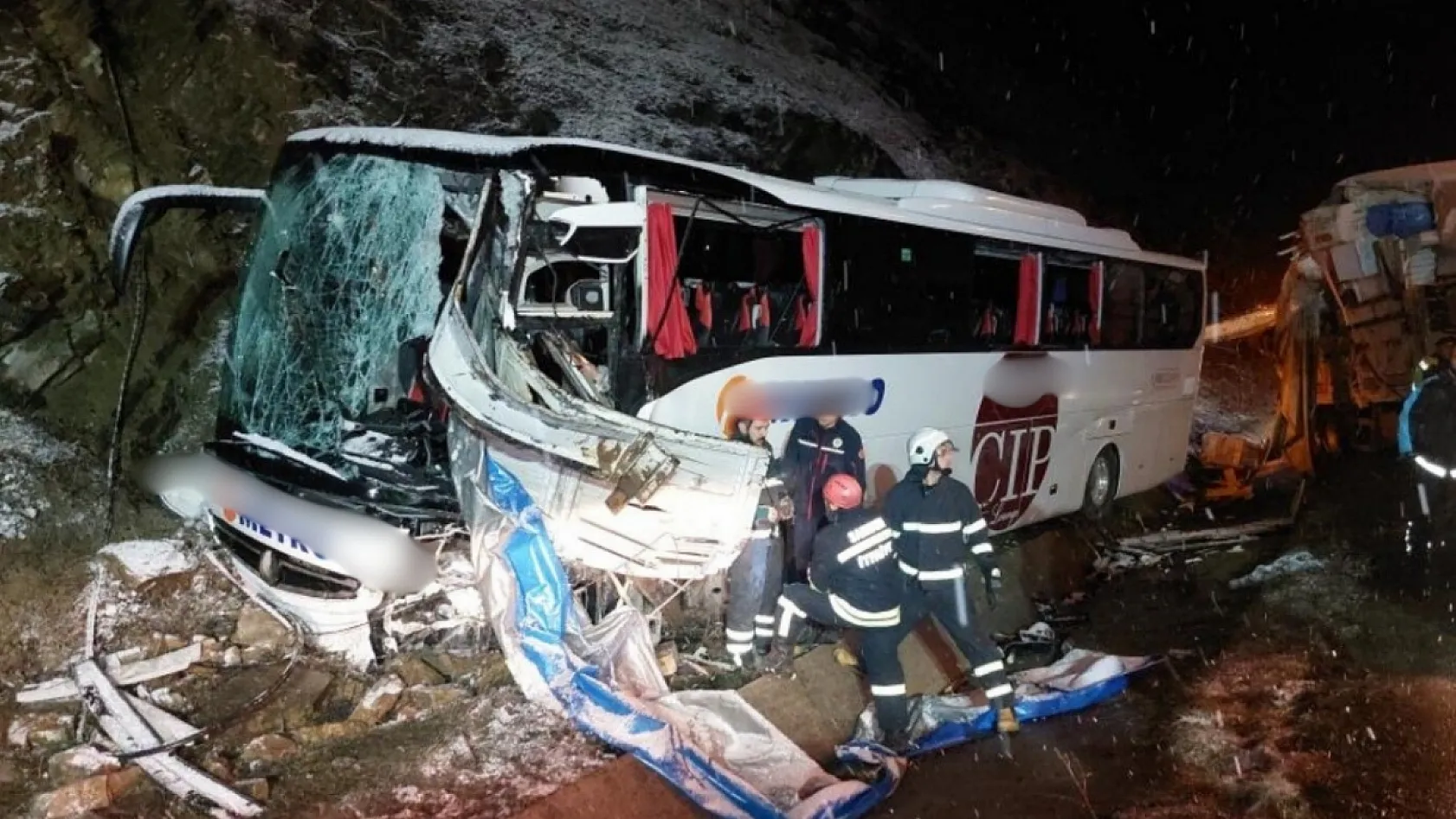 İstanbul'dan Giresun'a giden otobüs kaza yaptı! Şoför hayatını kaybetti, 16 yaralı