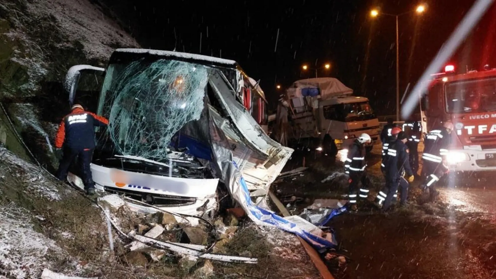 İstanbul'dan Giresun'a giden otobüs kaza yaptı! Şoför hayatını kaybetti, 16 yaralı
