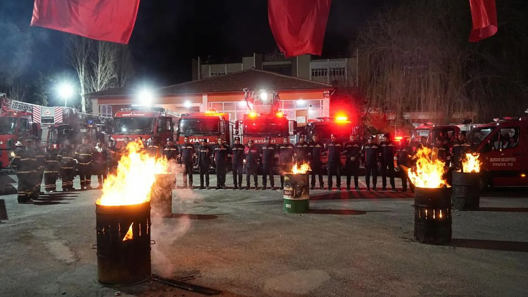 Depremin simgelerinden Ebrar Sitesi kahramanları depremin ikinci yılında şehitleri sirenlerle andı