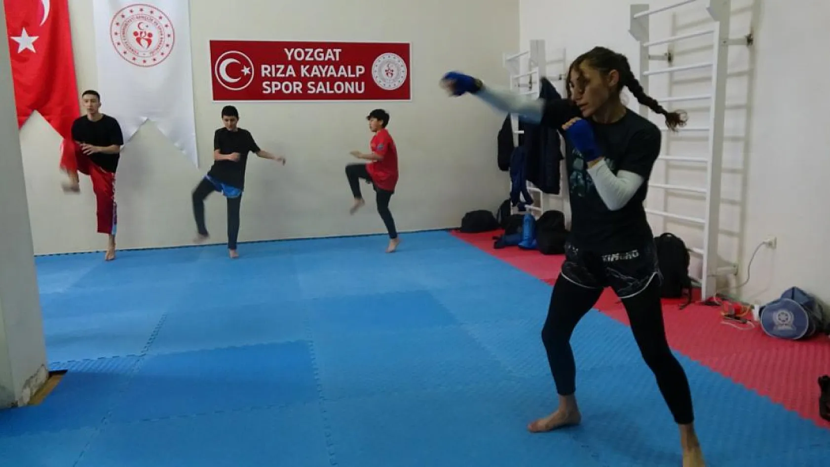 Dedesi torununa antrenörlük yaptı, kickboks sporcusu kadın Türkiye şampiyonu oldu