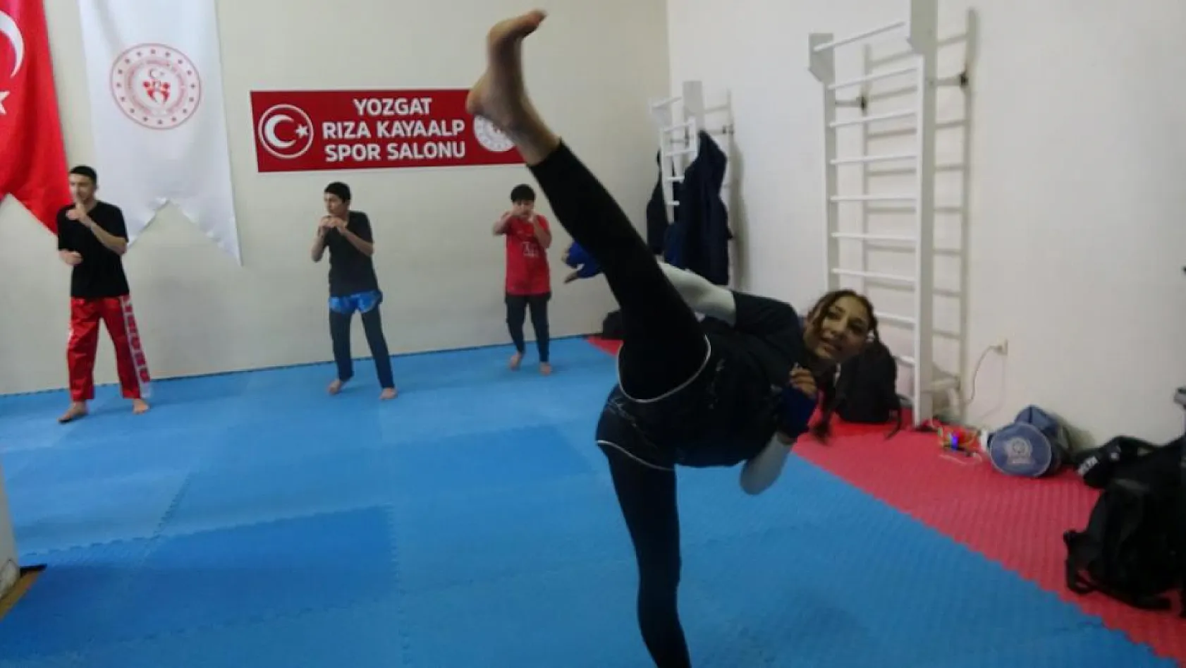 Dedesi torununa antrenörlük yaptı, kickboks sporcusu kadın Türkiye şampiyonu oldu