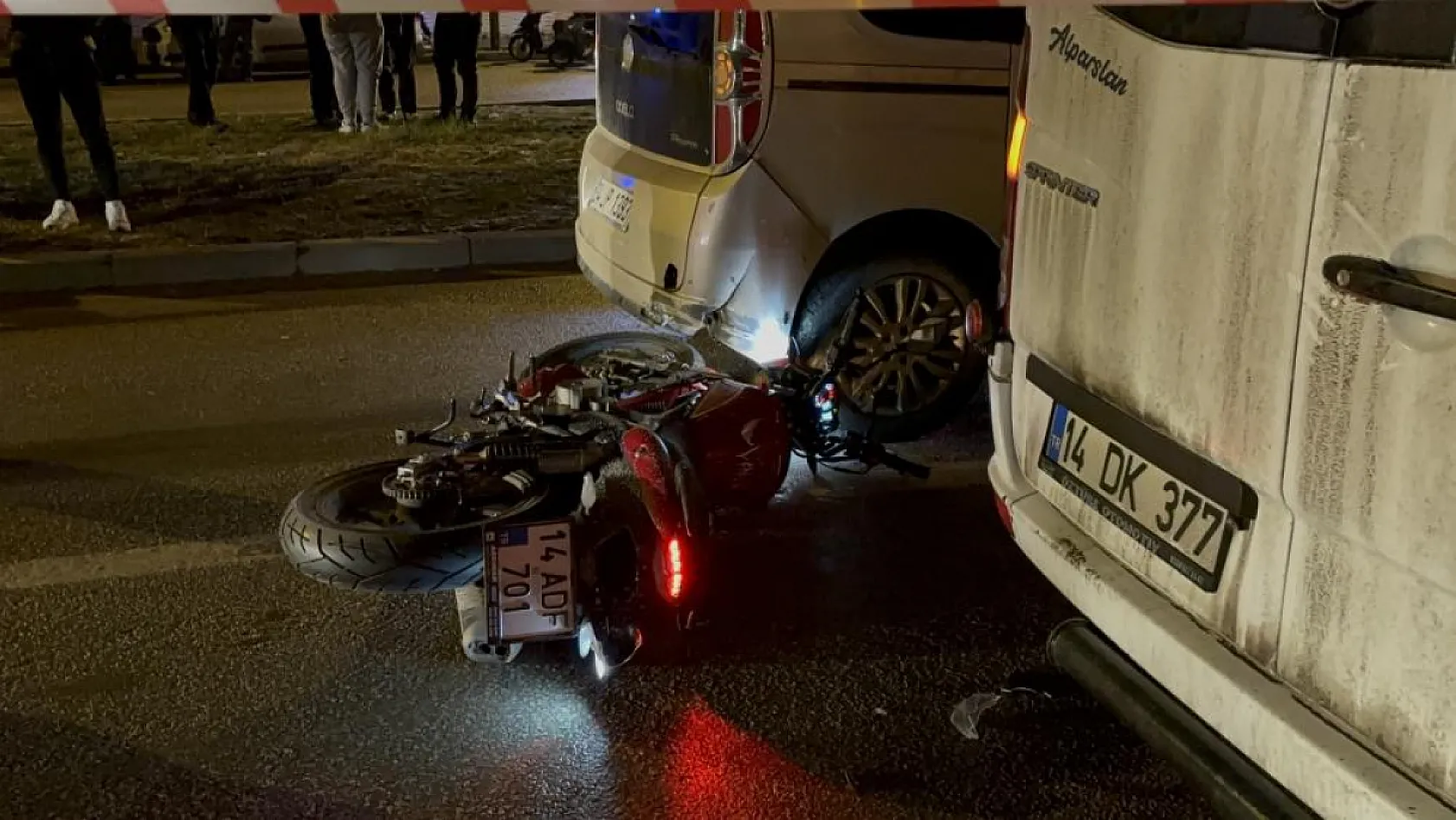 Motosiklet sürücüsü minibüs altında can verdi