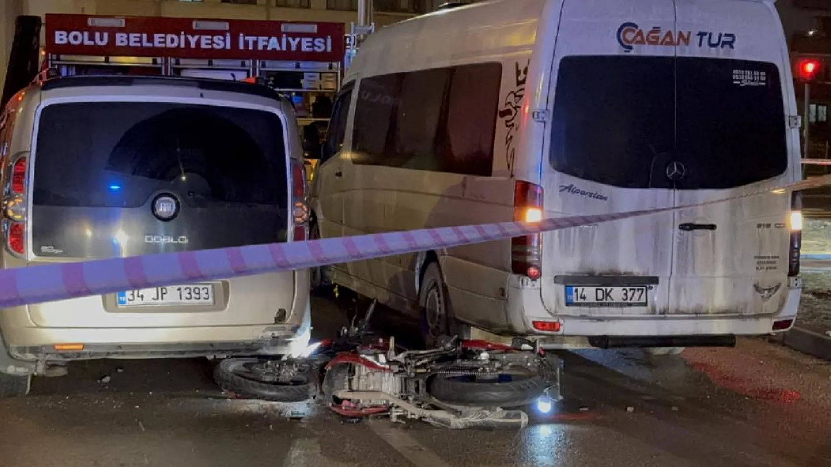 Motosiklet sürücüsü minibüs altında can verdi