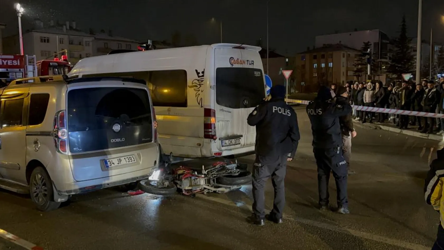 Motosiklet sürücüsü minibüs altında can verdi