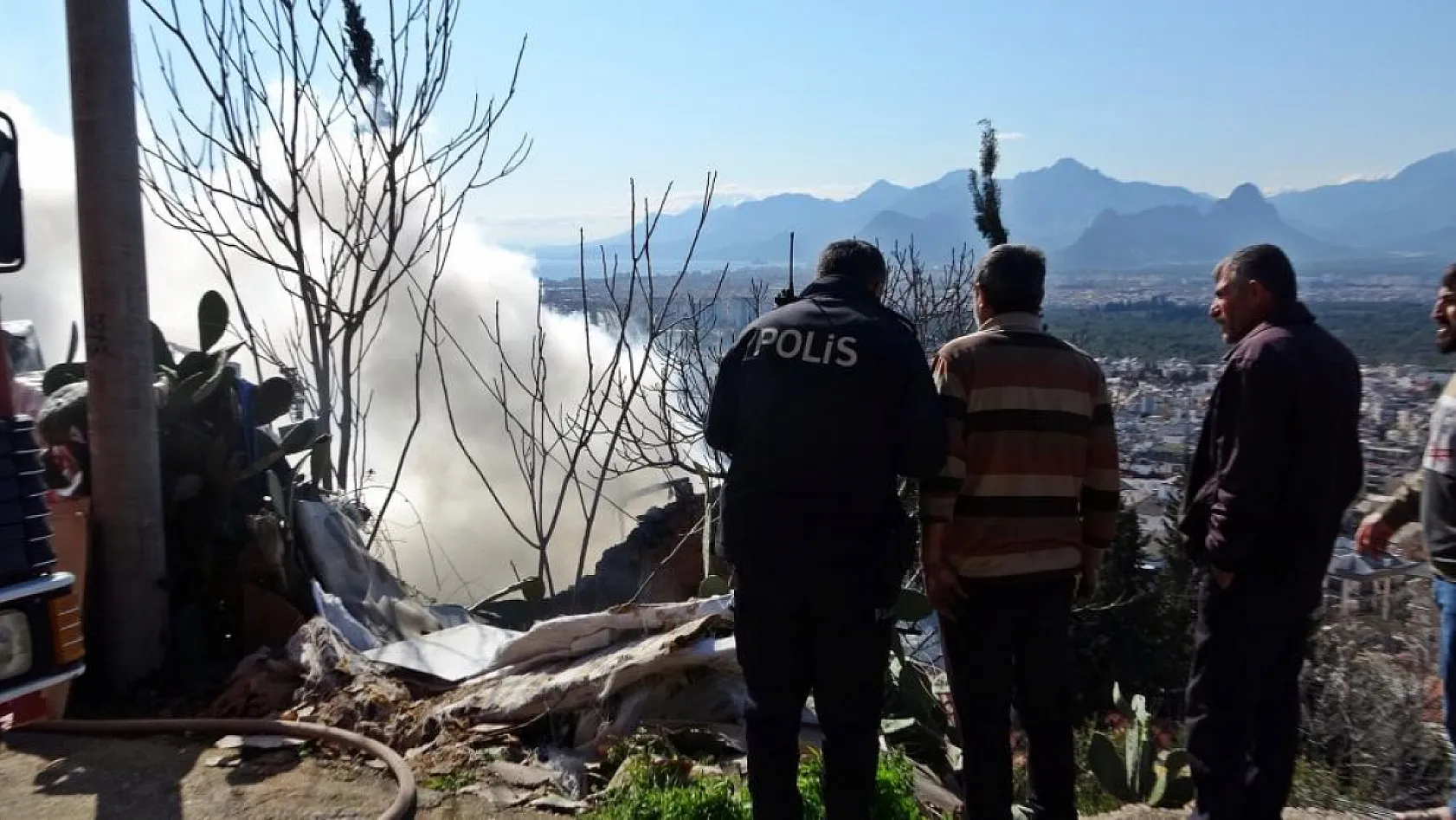 Evinin yanışını çaresiz gözlerle izledi, odaların halini görünce başını duvara yaslayıp öylece kaldı
