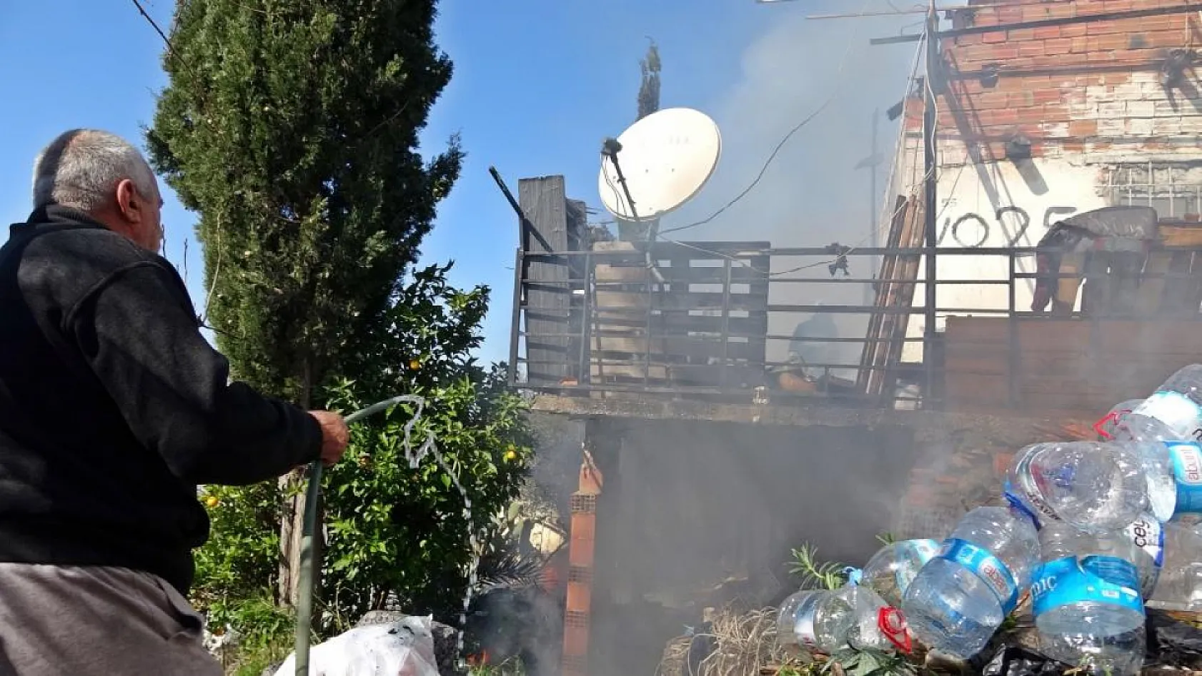 Evinin yanışını çaresiz gözlerle izledi, odaların halini görünce başını duvara yaslayıp öylece kaldı