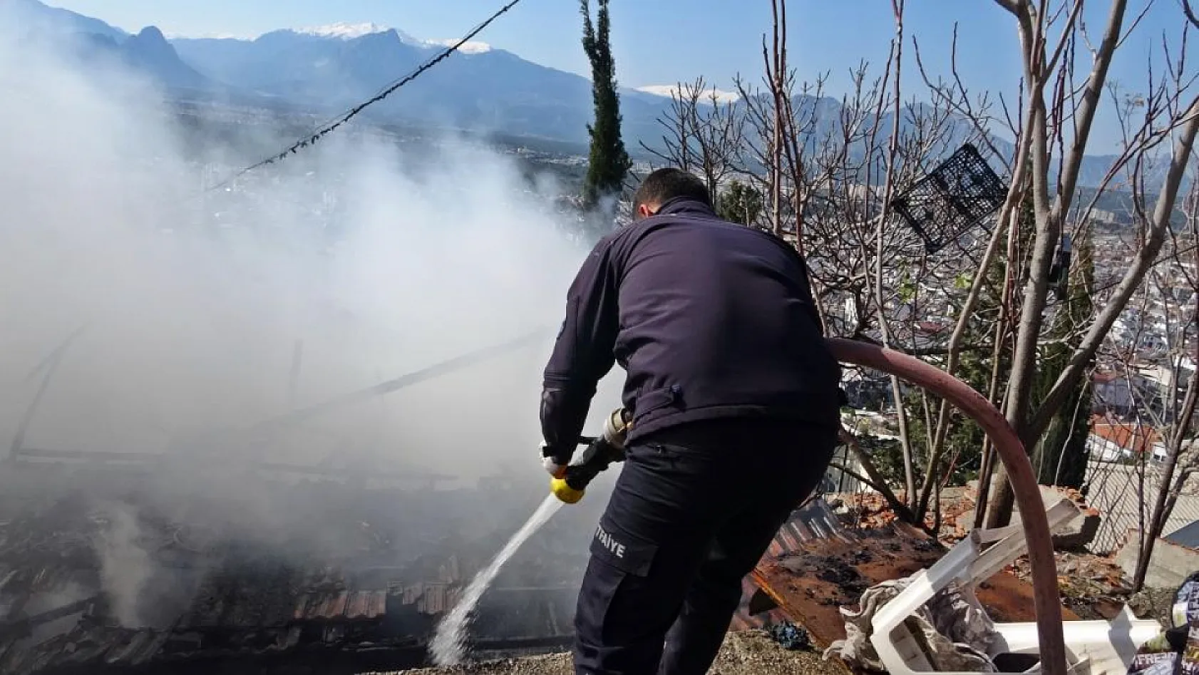 Evinin yanışını çaresiz gözlerle izledi, odaların halini görünce başını duvara yaslayıp öylece kaldı