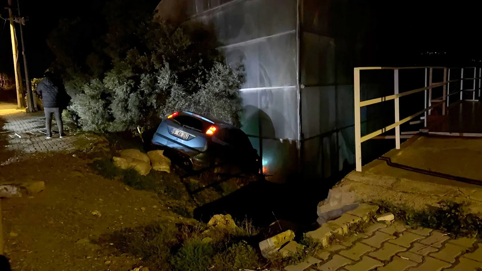 Muz serasına daldı, polis ve sağlık ekiplerini 1 saat oyaladı