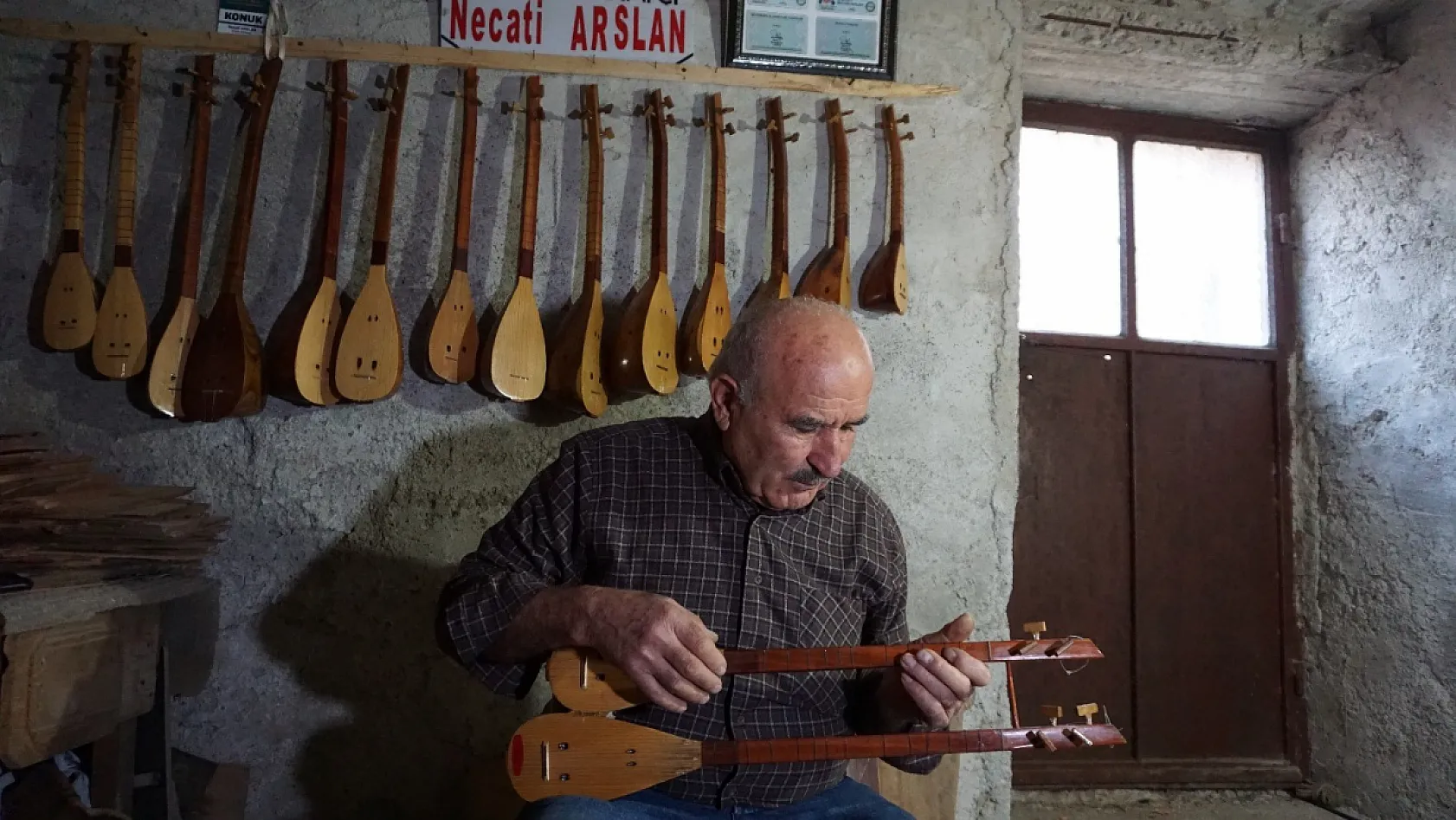Yörük kültürünün 71 yaşındaki son temsilcisi bu çalgıyı hem yapıyor hem çalıyor