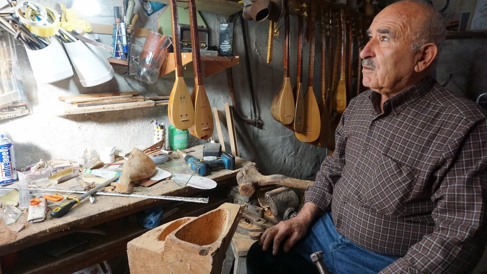 Yörük kültürünün 71 yaşındaki son temsilcisi bu çalgıyı hem yapıyor hem çalıyor