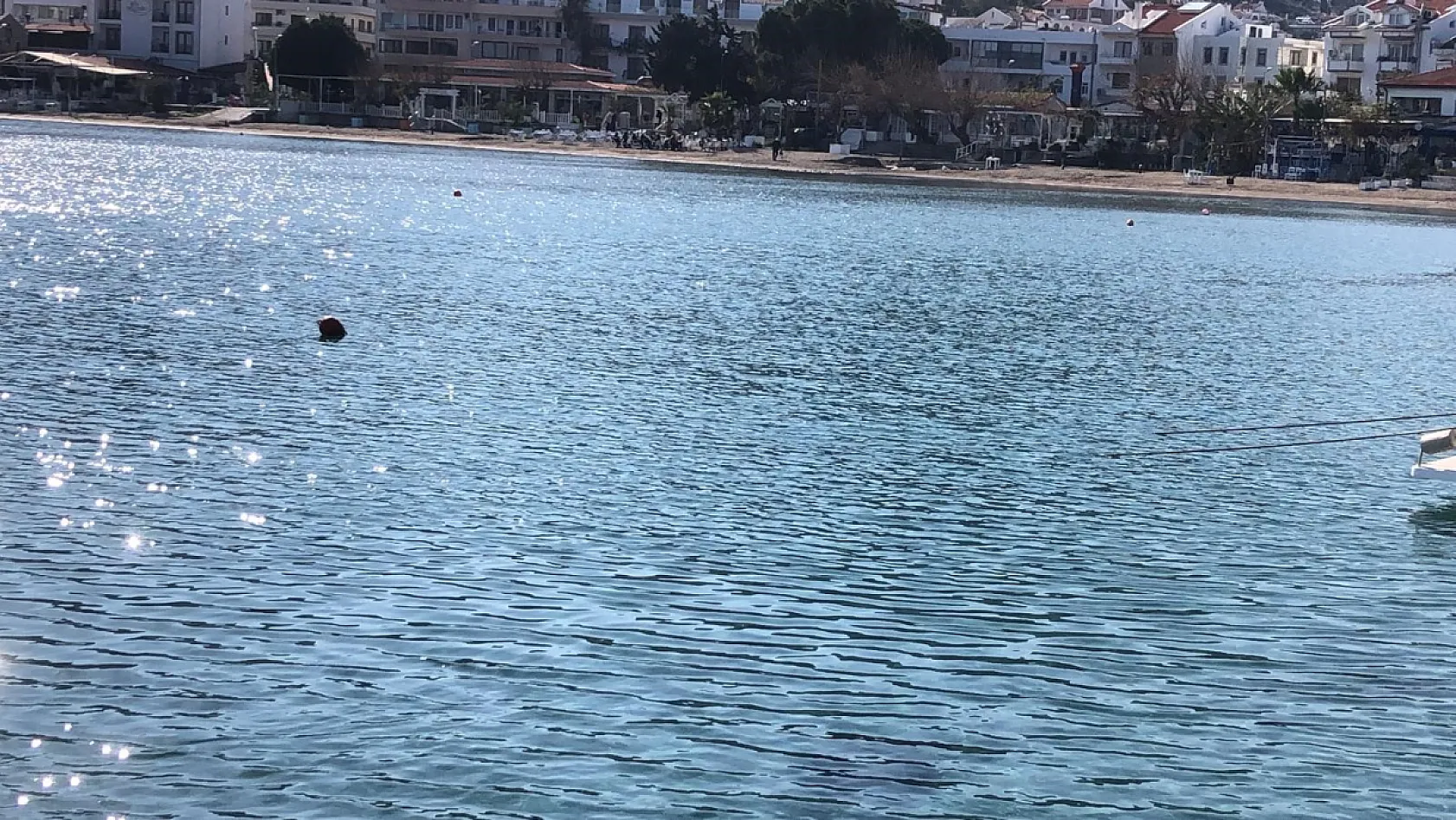 Datçalılar güneşin tadını sahilde çıkardı