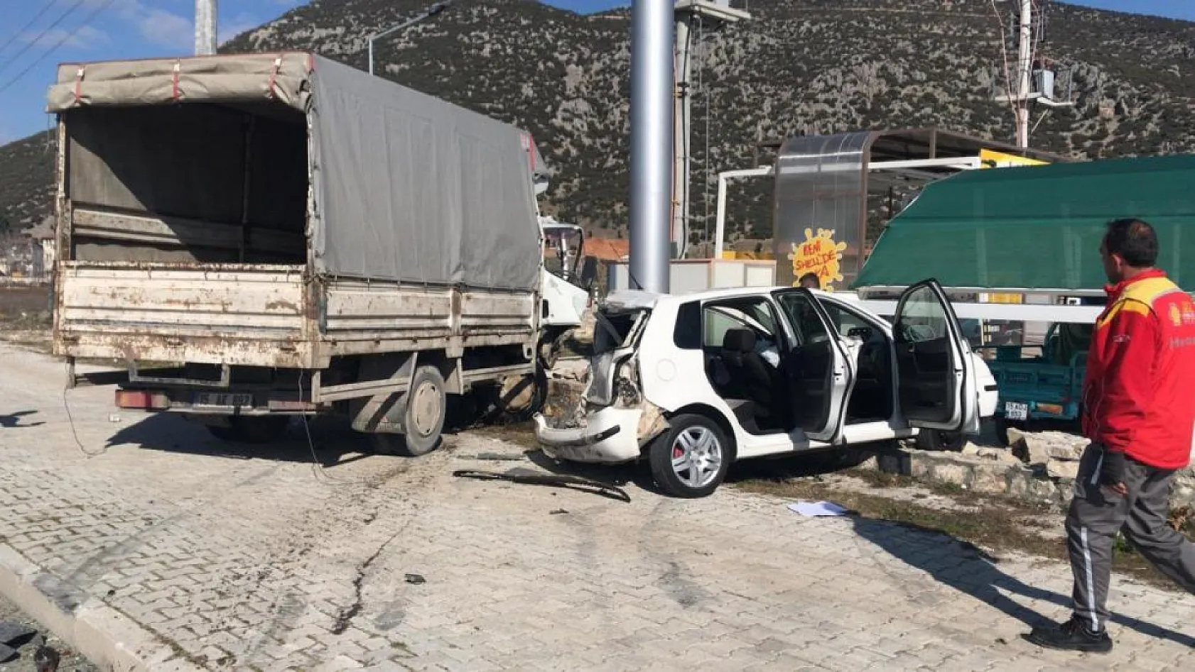Burdur- Antalya Karayolu'nda kamyonet ile otomobil çarpıştı: 4 yaralı