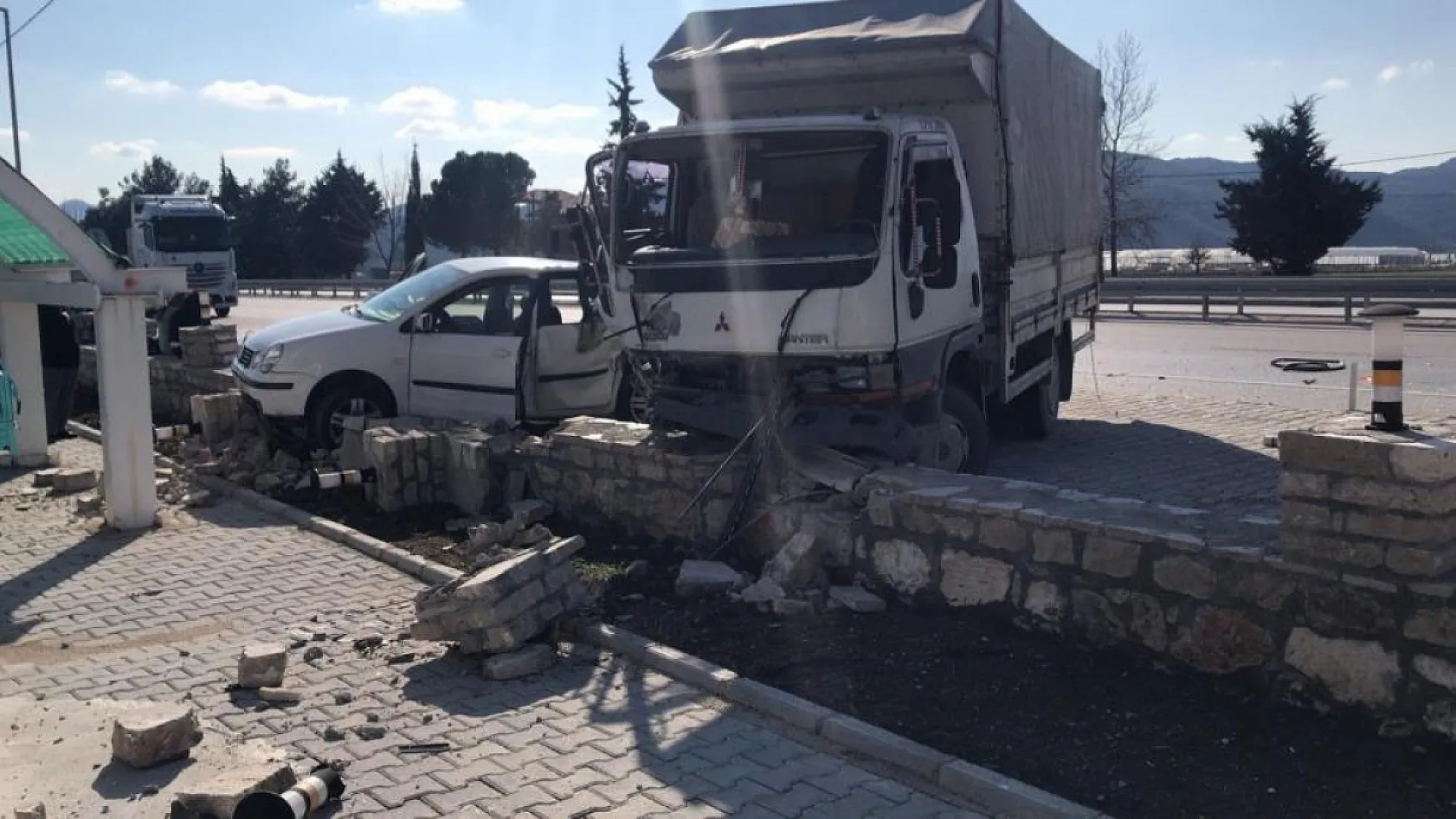 Burdur- Antalya Karayolu'nda kamyonet ile otomobil çarpıştı: 4 yaralı