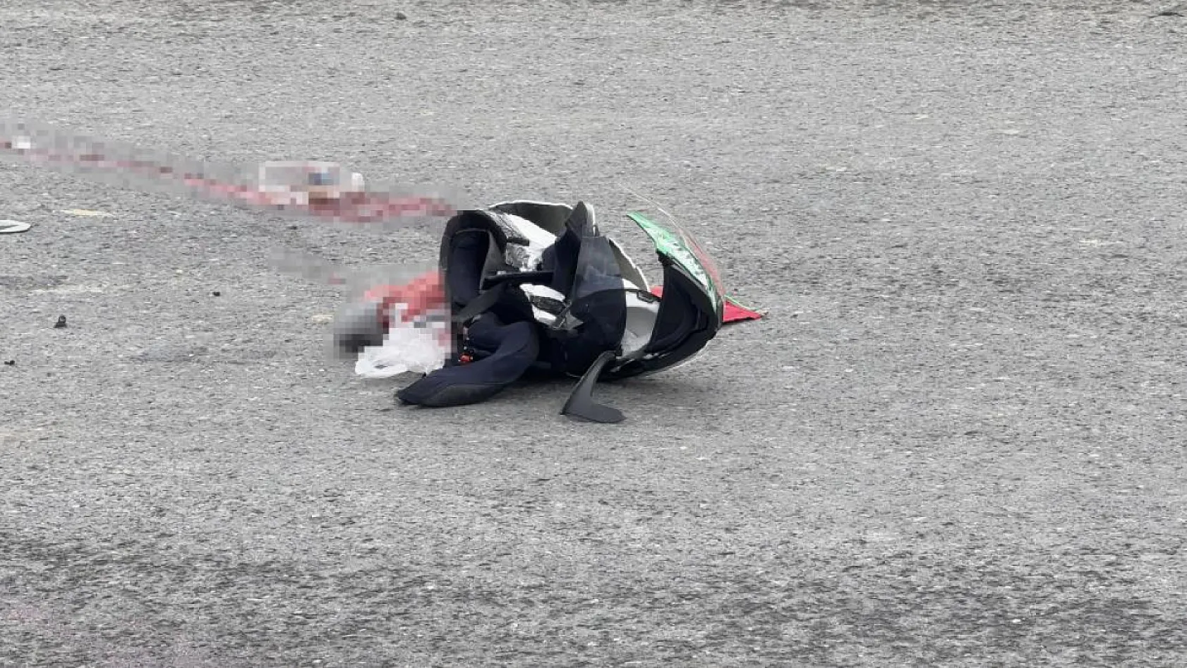 Feci kaza, moto kurye kamyonun altında kalarak can verdi