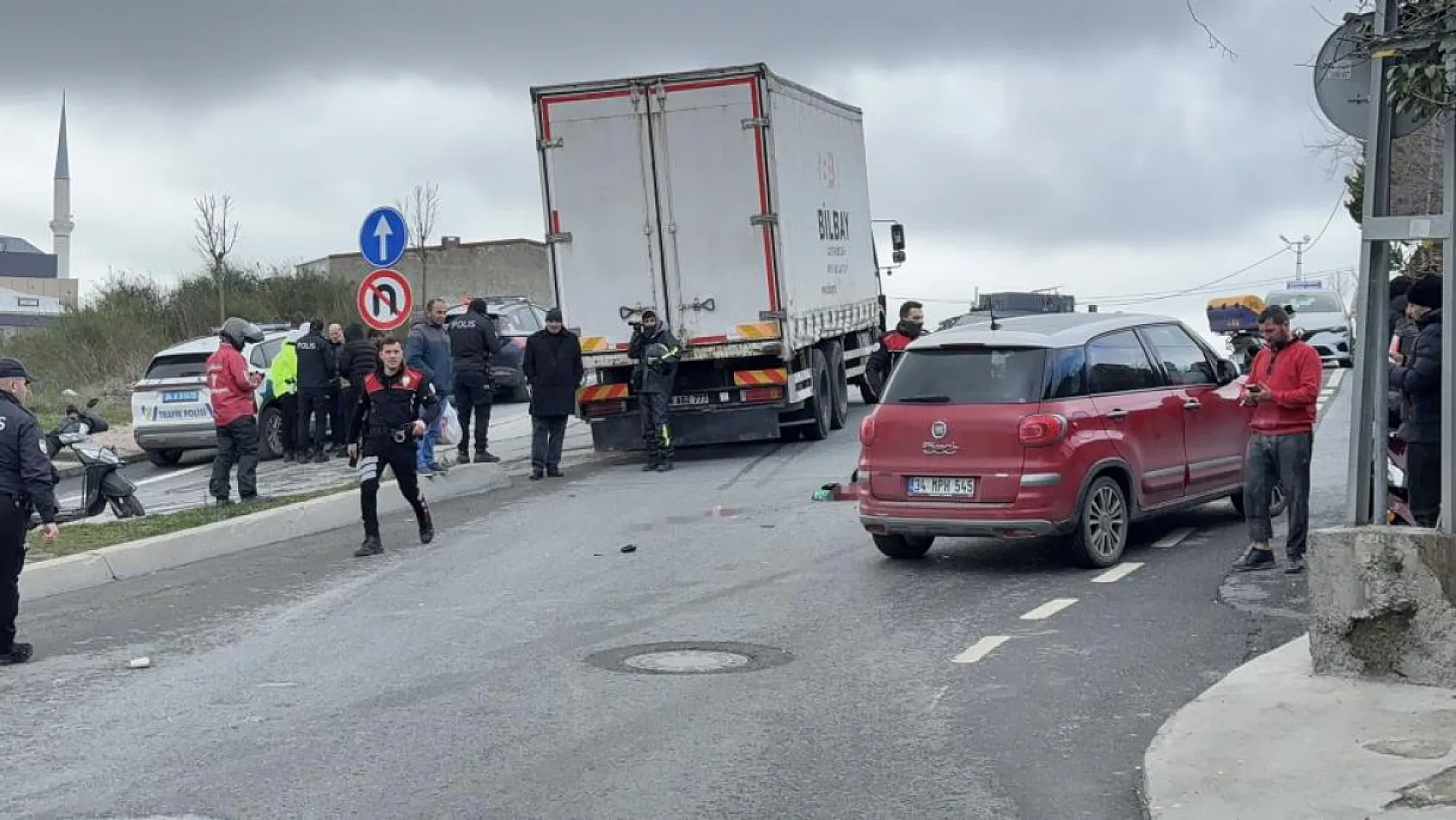 Feci kaza, moto kurye kamyonun altında kalarak can verdi