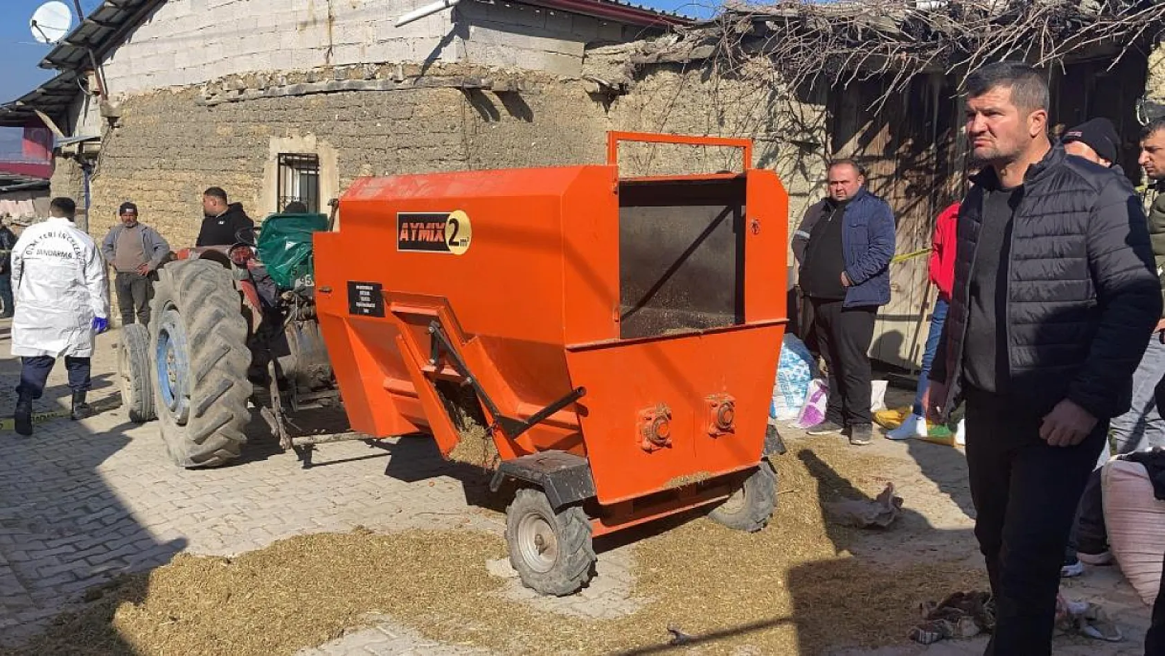 Yem karma makinesine düşen şahıs hayatını kaybetti