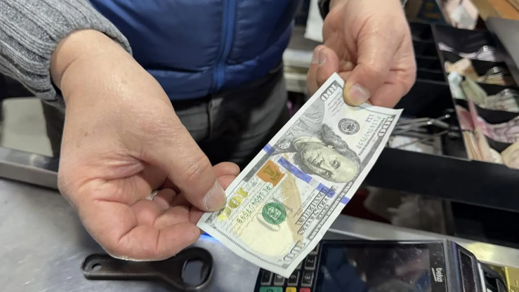 Market sahibine sahte dolar şoku