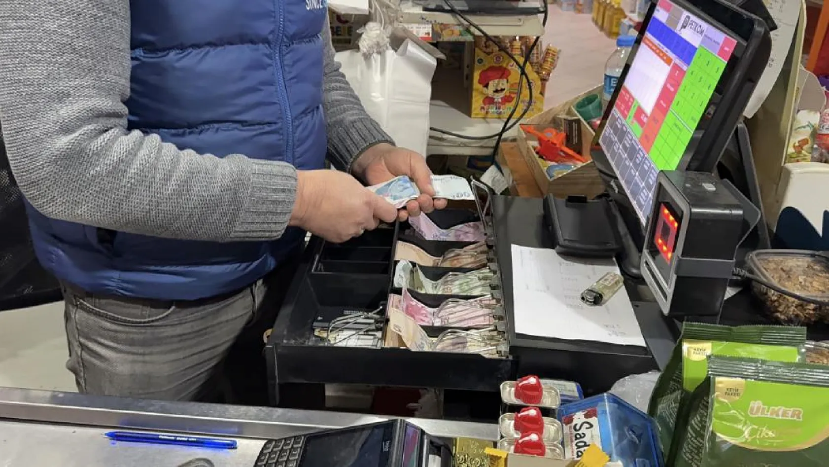 Market sahibine sahte dolar şoku