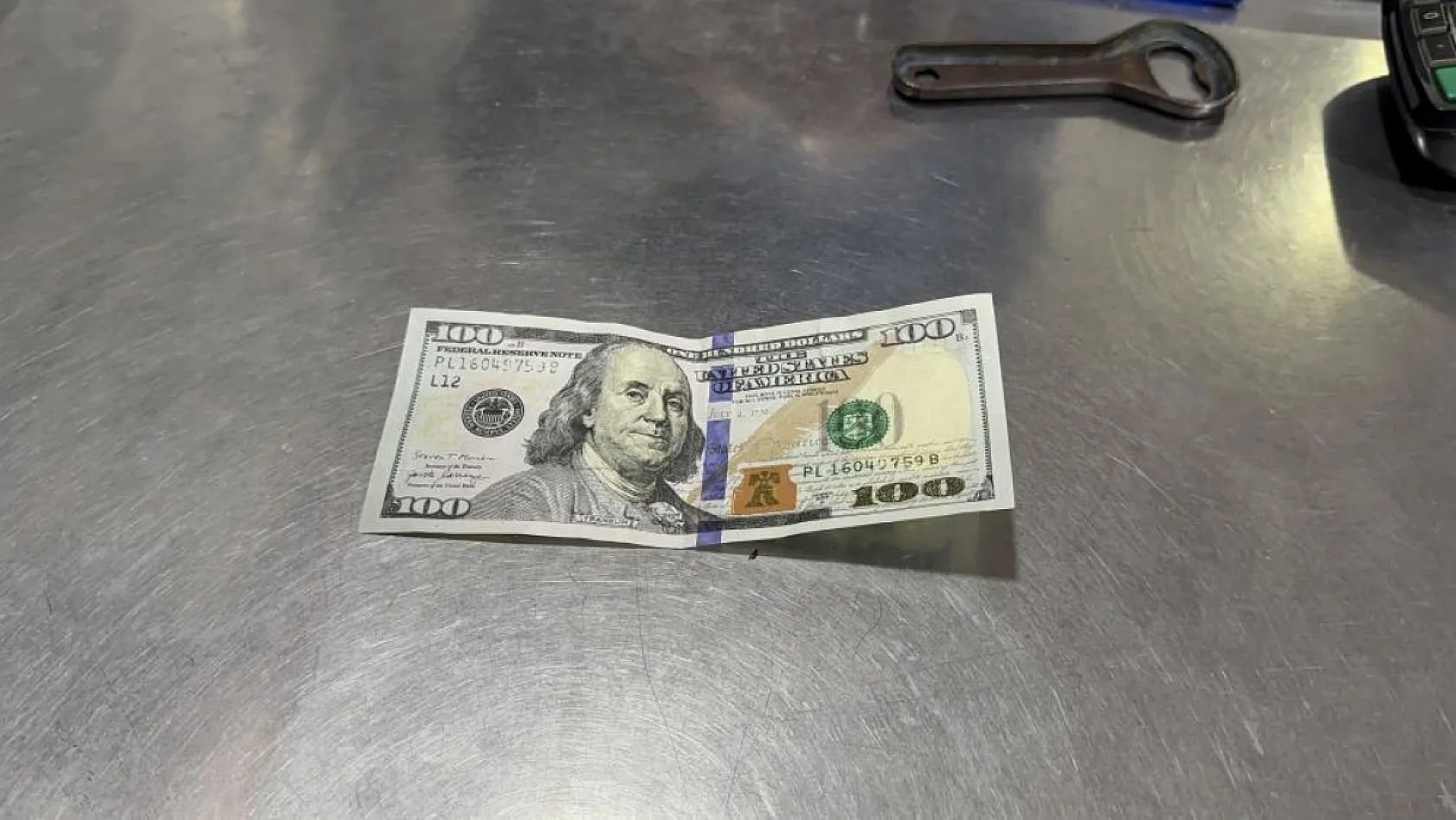 Market sahibine sahte dolar şoku