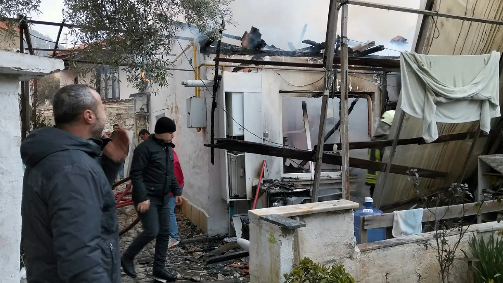 Menteşe'de korkutan ev yangını