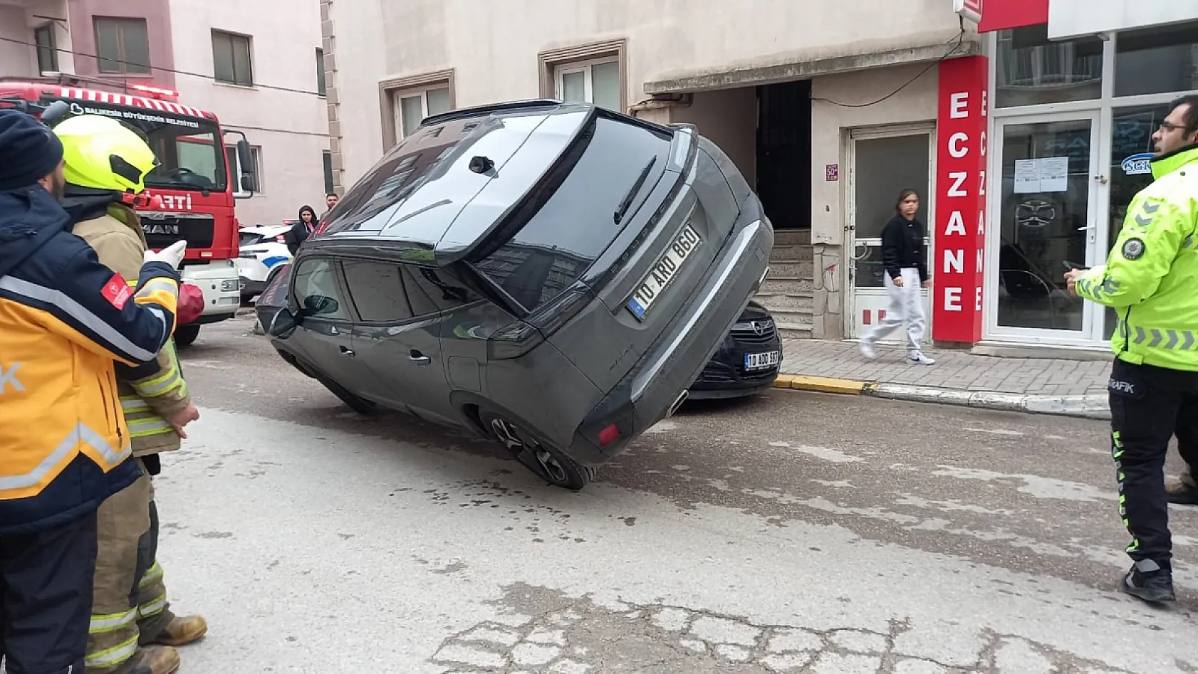 Akılalmaz kaza: Araç park halindeki otomobilin üzerine çıktı