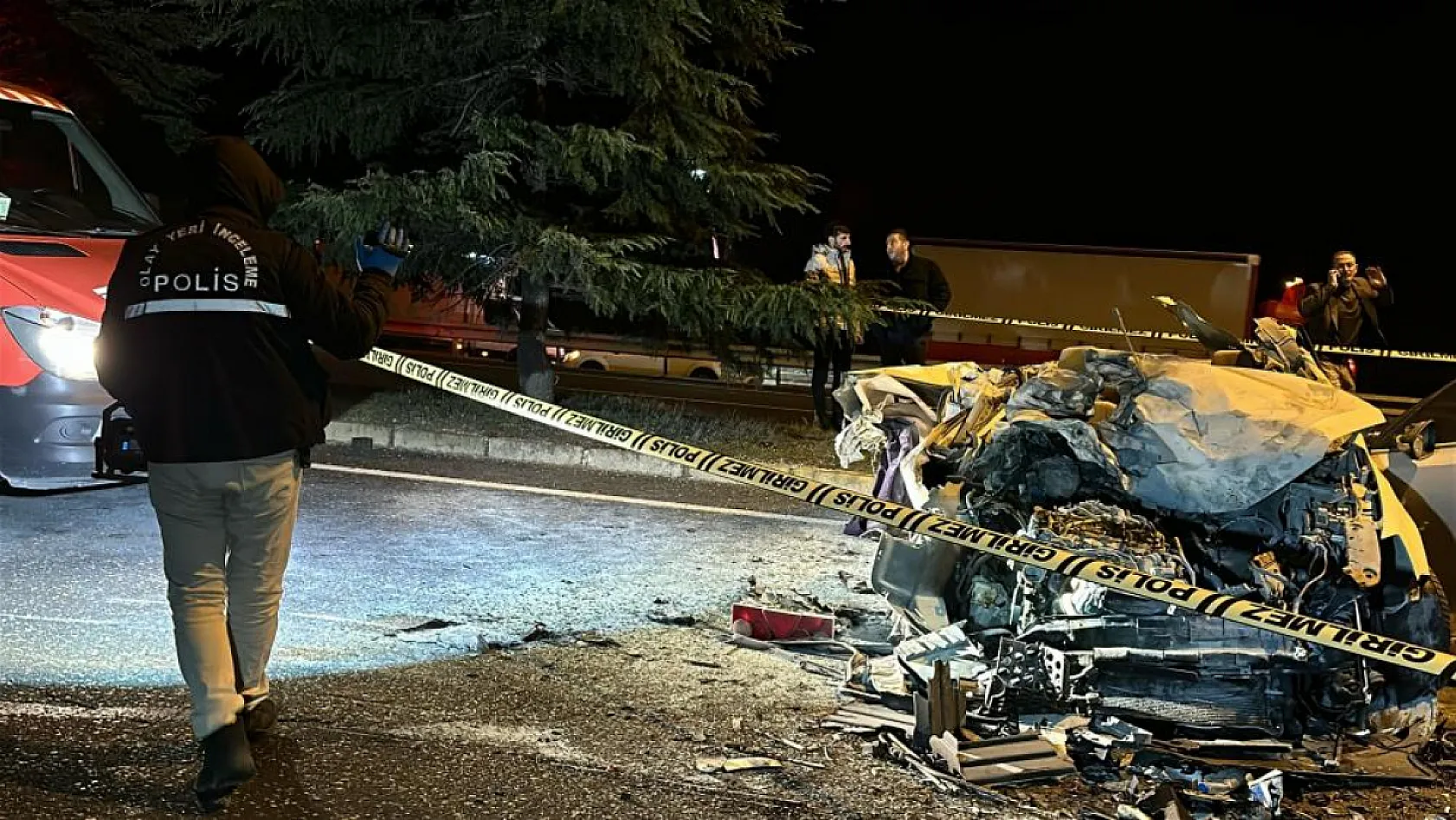 Otomobil tıra arkadan çarptı, 29 yaşındaki sürücü yaşamını yitirdi