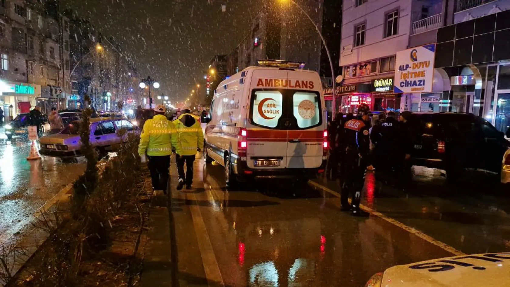 Kaza yapan alkollü sürücü, bindirildiği ekip otosunda silahla kendini vurdu