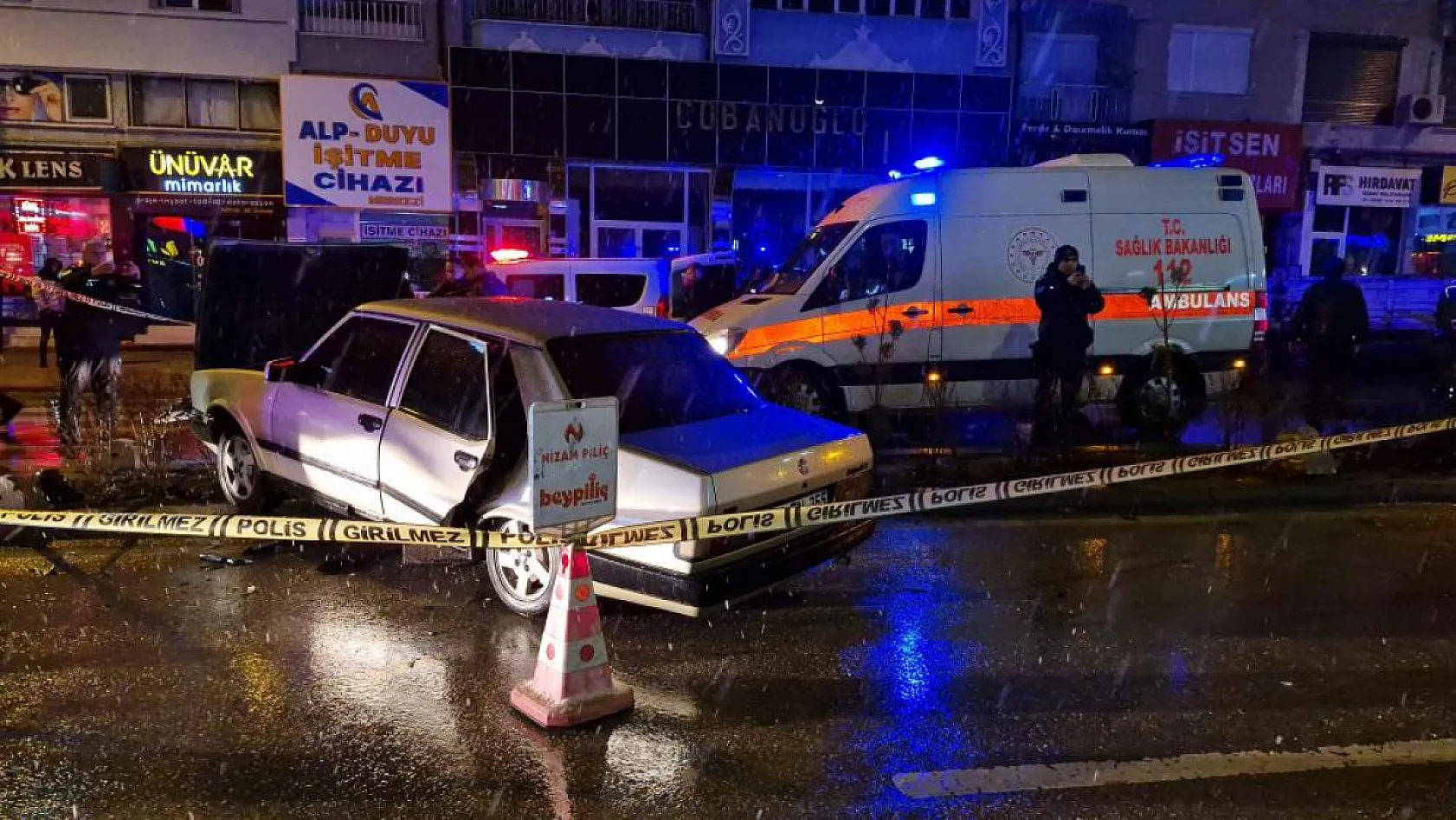 Kaza yapan alkollü sürücü, bindirildiği ekip otosunda silahla kendini vurdu
