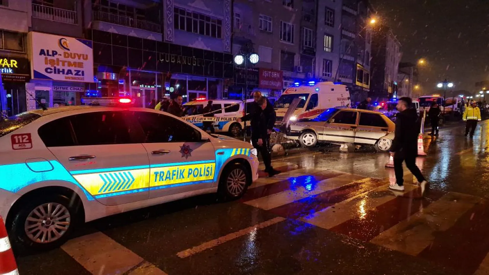 Kaza yapan alkollü sürücü, bindirildiği ekip otosunda silahla kendini vurdu