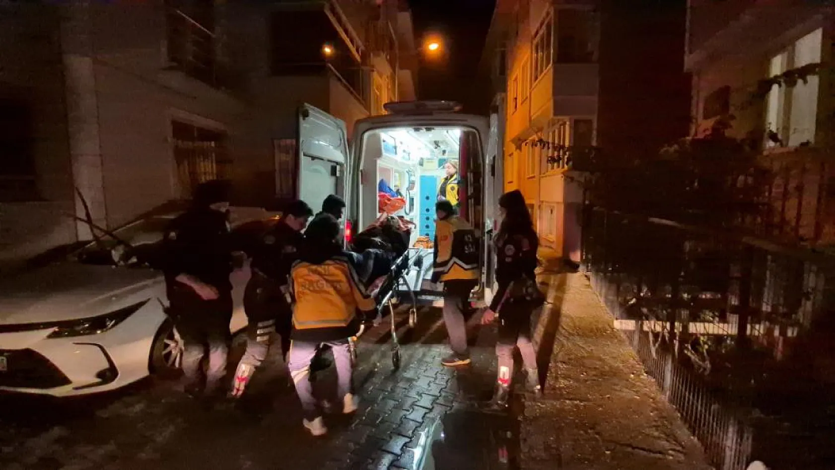 Kanlı tartışma! 19 yaşındaki genç babasını bıçakladı