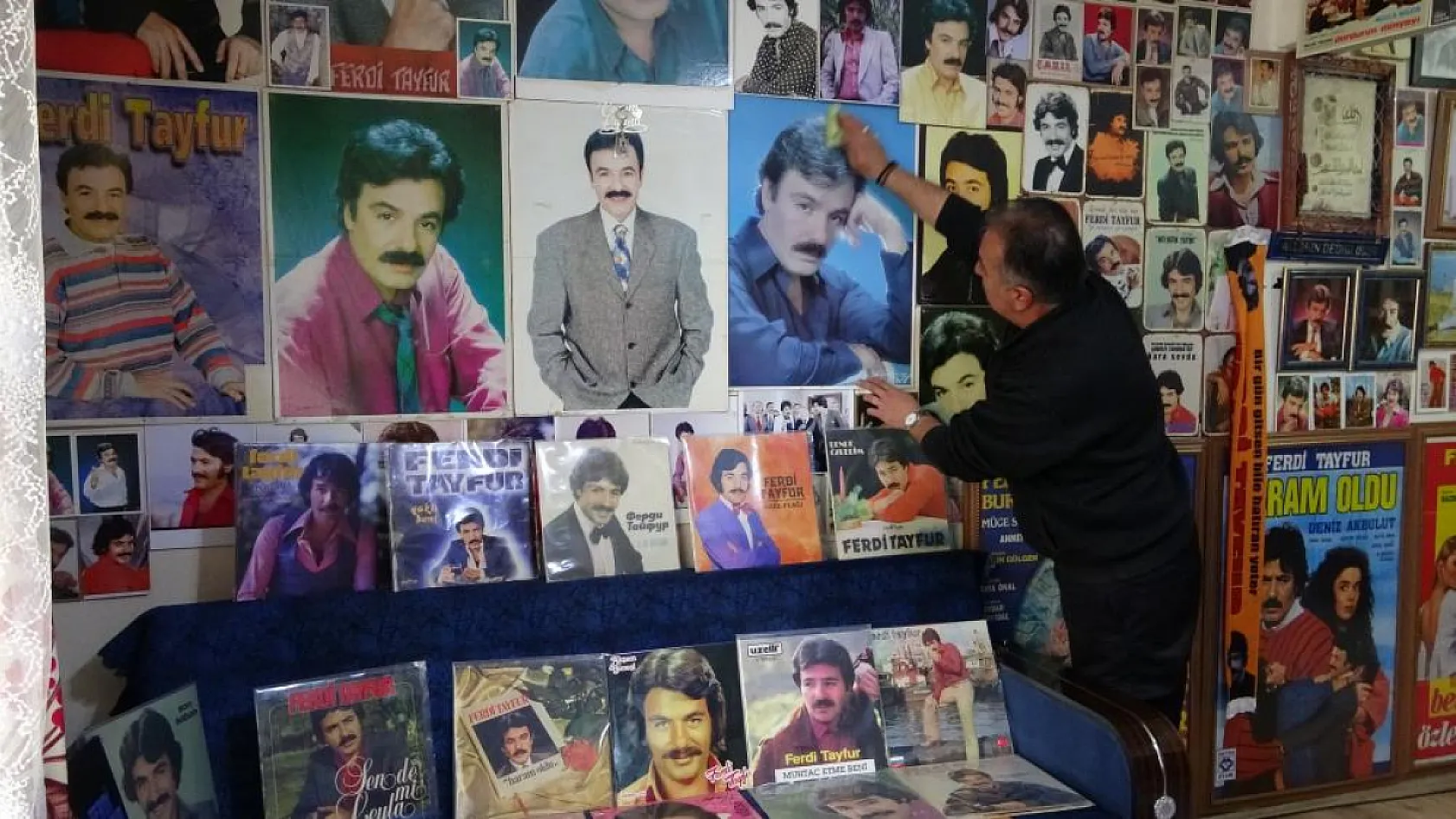 Taksi şoförü evini adeta 'Ferdi Tayfur Müzesi'ne çevirdi